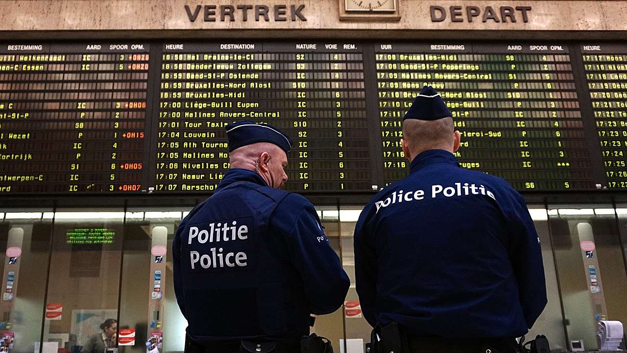 Policemen stand guard in grand central station in Brussels, after suicide bombing attacks of terrorists on March 22 in Zaventem airport and Brussels subway Maelbeek. Photo: AFP