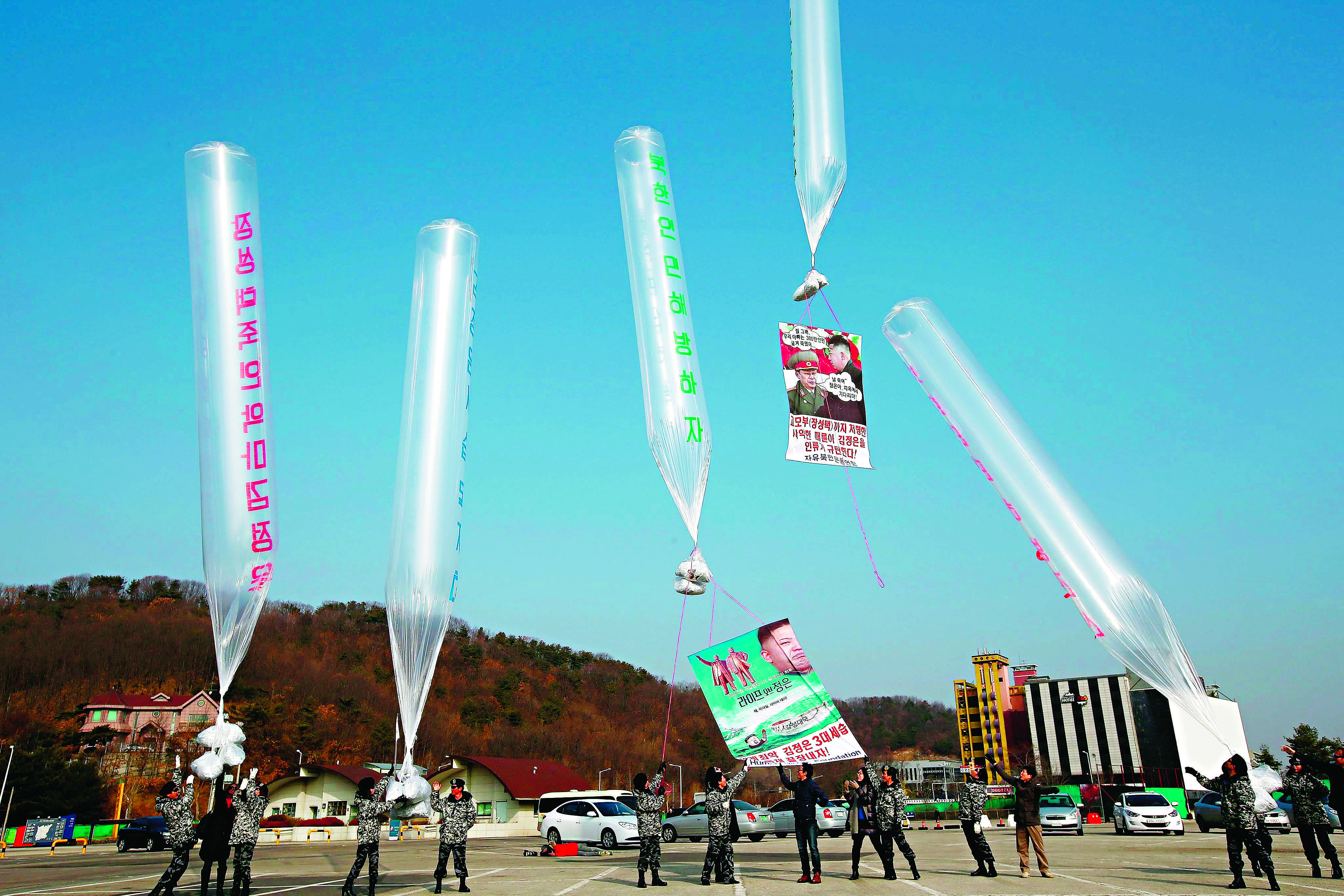 North Korean defectors, flies balloons carrying anti-North Korean government propaganda leaflets, along with US dollar notes and DVDs into North Korea, near the Demilitarized zone (DMZ) of Paju in Gyeonggi-do Province, South Korea. Photo: EPA