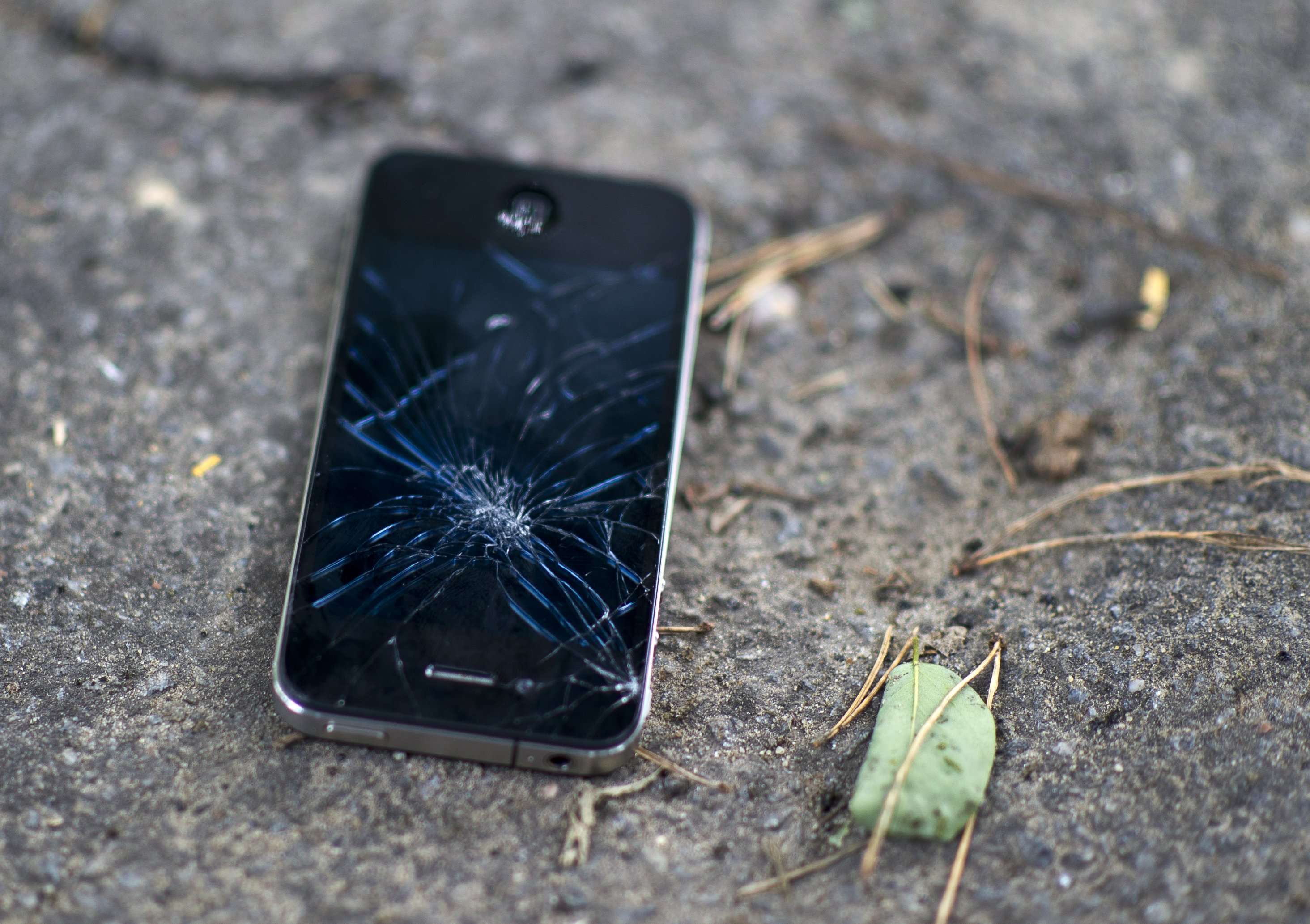 Какой телефон не разбивается. Разбитый смартфон. Разбитый айфон. Сломанный смартфон. Разбитые телефоны.