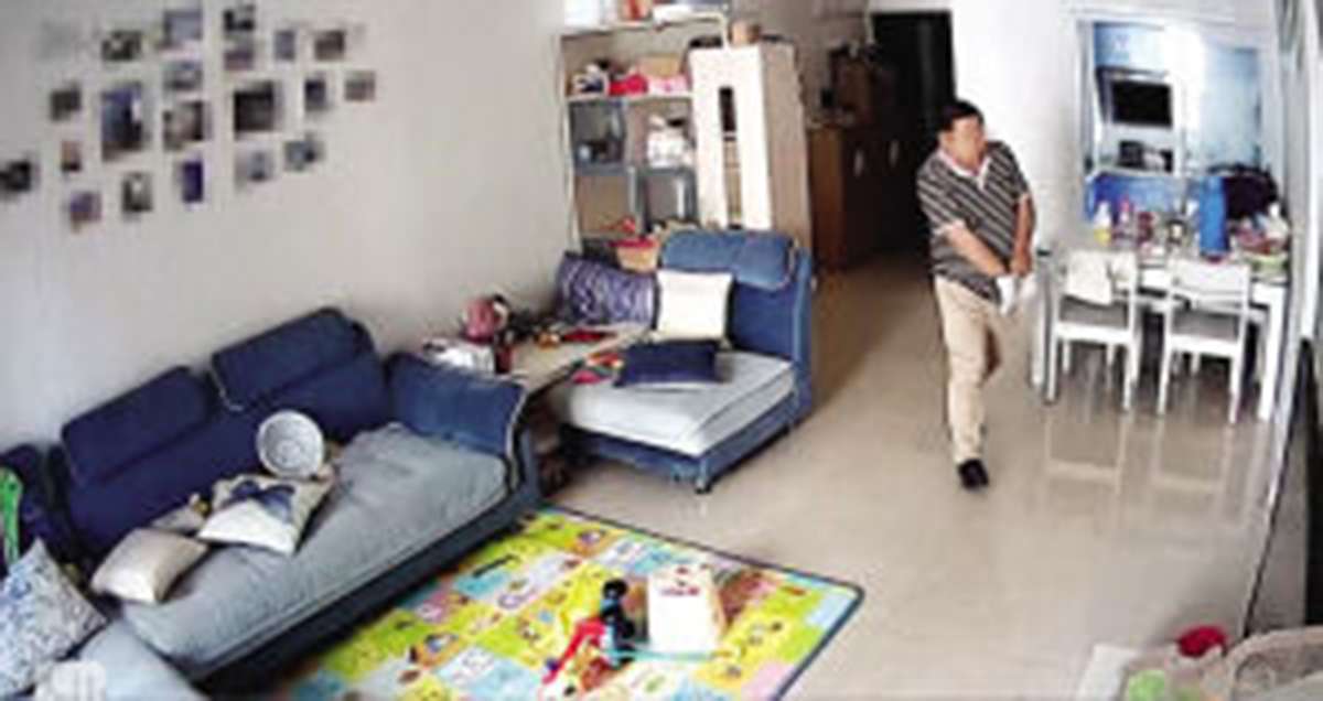 The suspects were caught on video breaking into an apartment. Photo: Chongqing Evening News