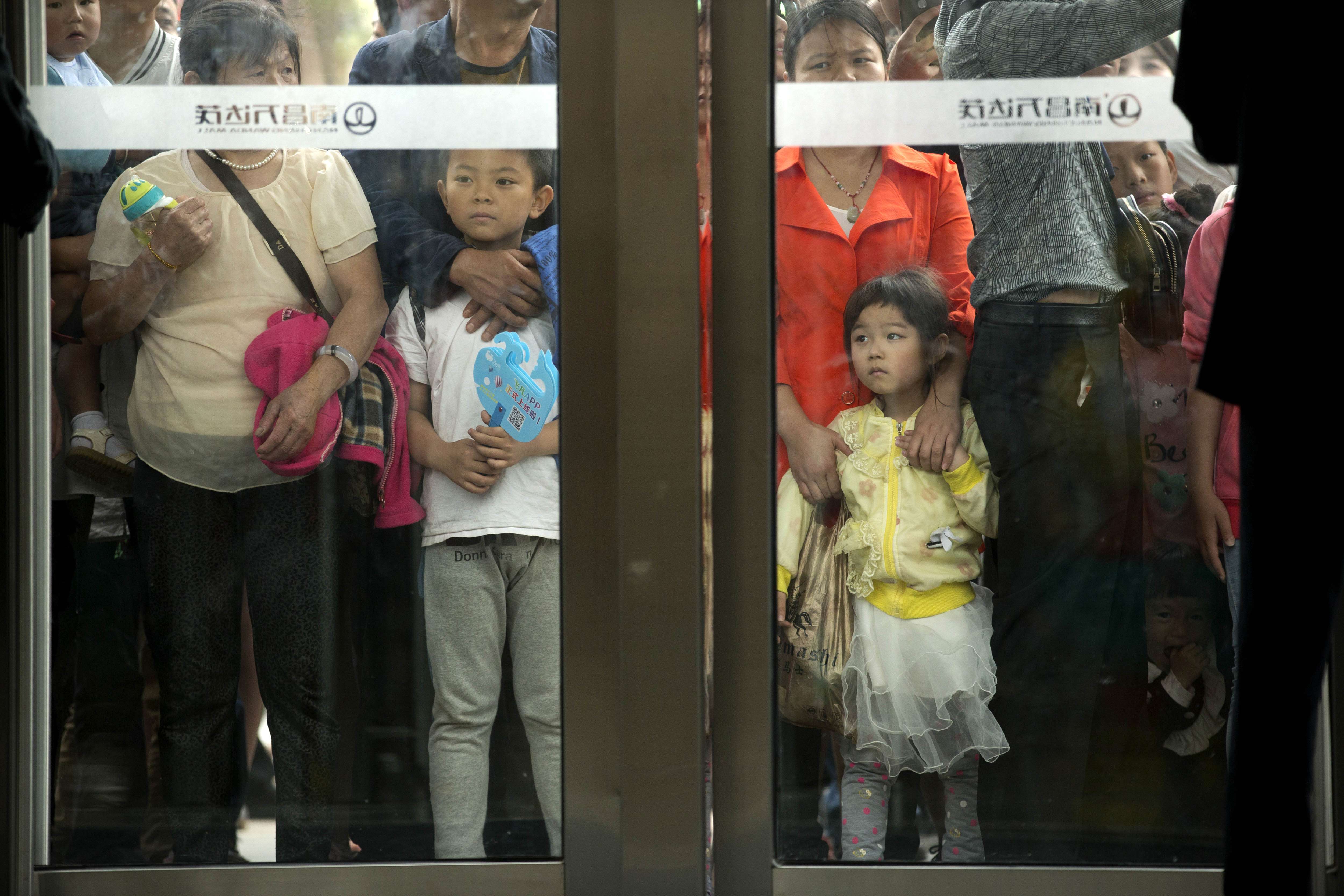 Chinese people queue to enter an entertainment complex in Nanchang, Jiangxi province. In interviews by journalists for several “top” Western news sources, the main question posed was whether the Qiaobi ad shows that “the Chinese are racist”. Photo: AP