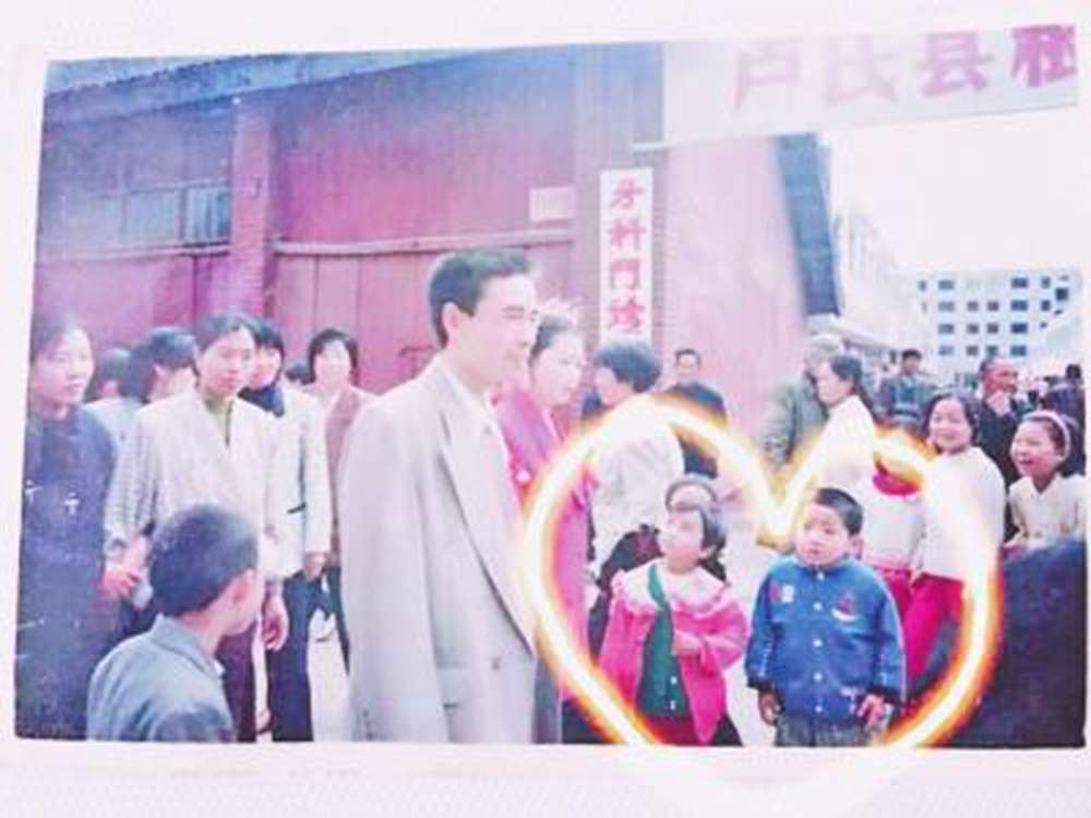 The couple as children pictured at the wedding in 1996. Photo: News.qq.com