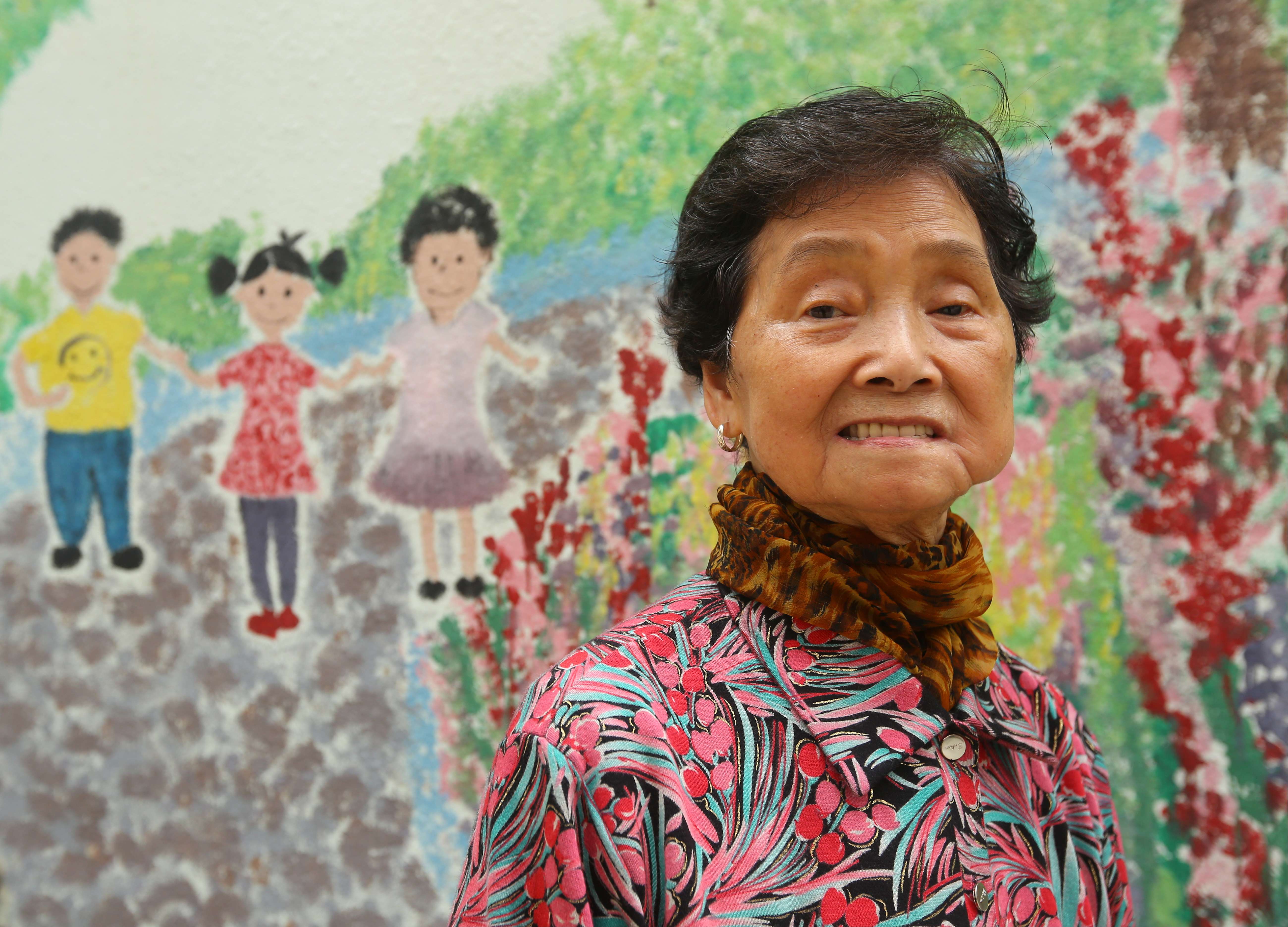 Lee Oi-yee, who took up painting a few years ago, says classes help her forget the pains all over her body. Photo: Edmond So
