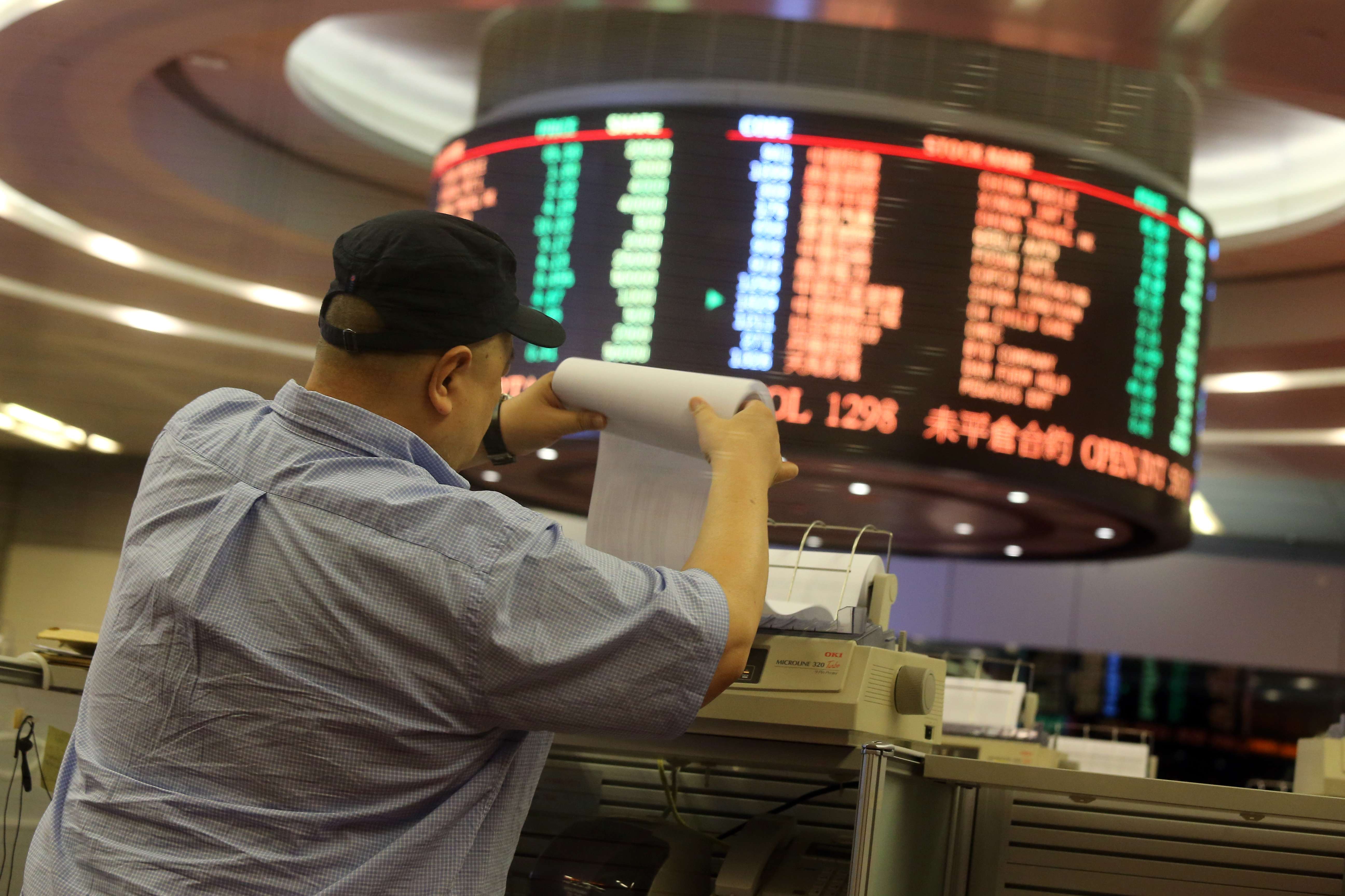 The Hang Seng Index edged higher by 0.77 per cent or 158.24 points to close at 20,668.44. Photo: Dickson Lee