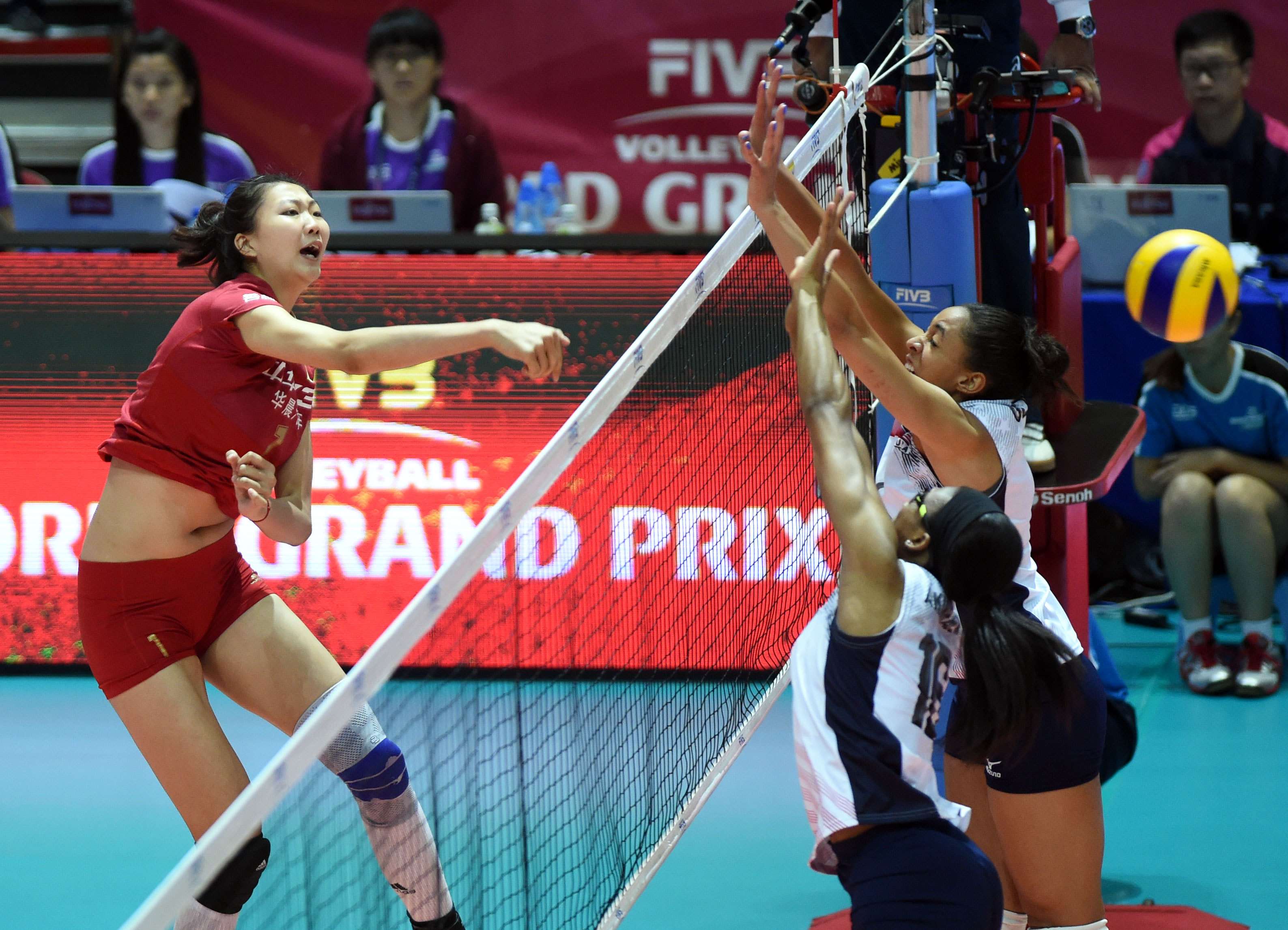 China’s Yuan Xinyue spikes through the American defence during Sunday’s final round-robin match against the United States in the Hong Kong leg of the FIVB World Grand Prix. Photos: Xinhua