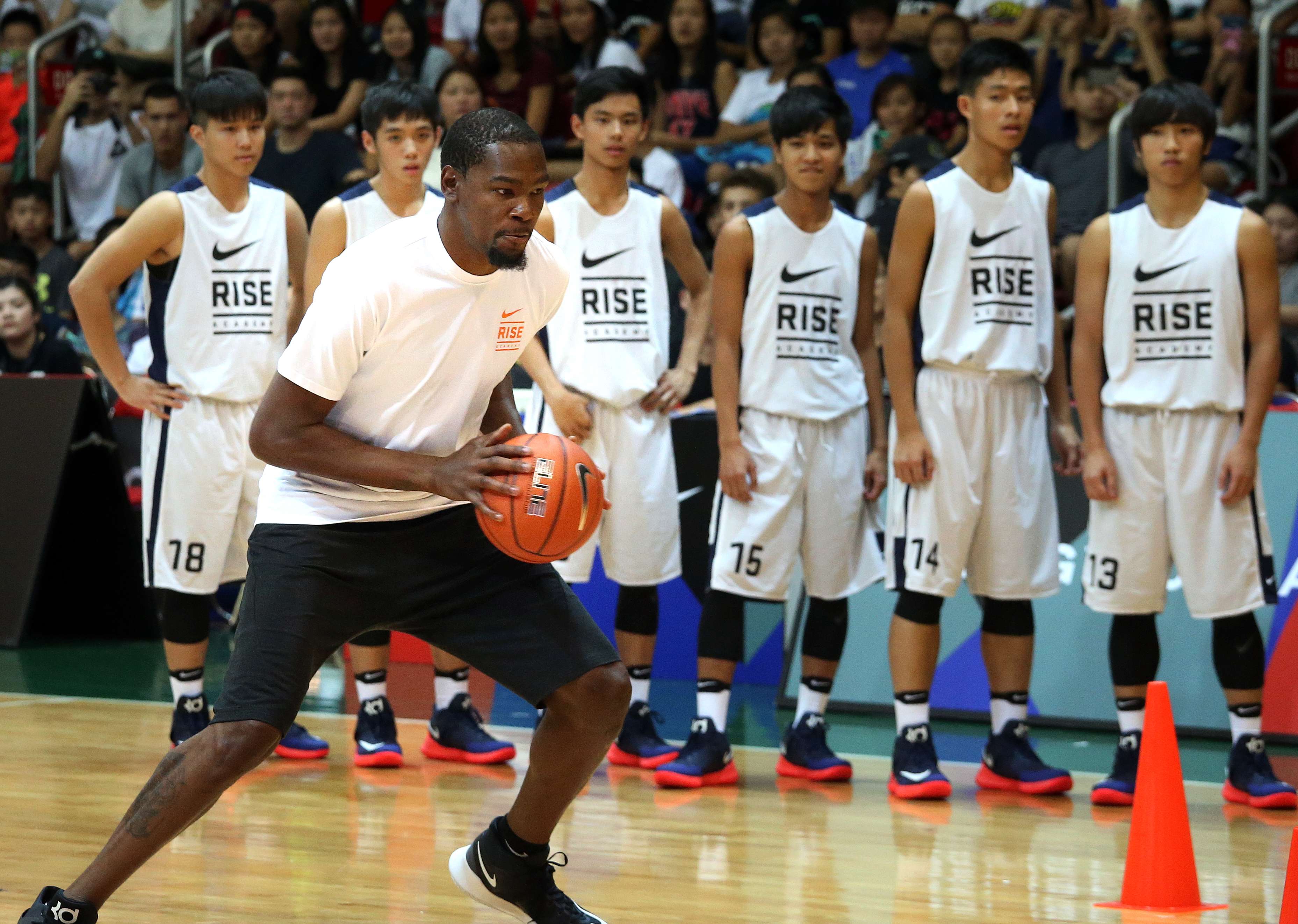 Kevin Durant shows Hong Kong youngsters some skills drills at Southorn Stadium, Wan Chai. Photo; K. Y. Cheng