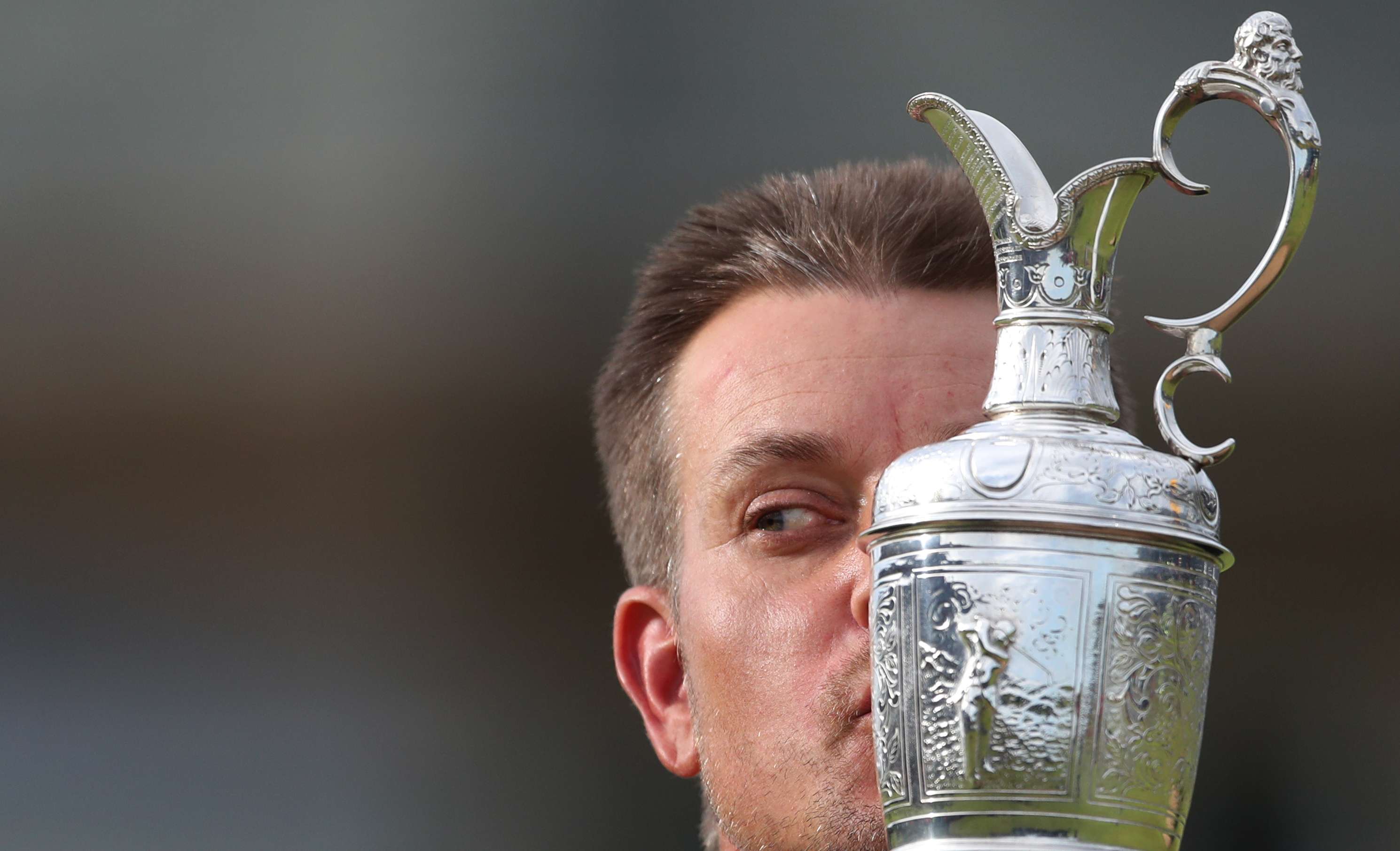 Henrik Stenson kisses the trophy after winning the British Open. Photo: AP
