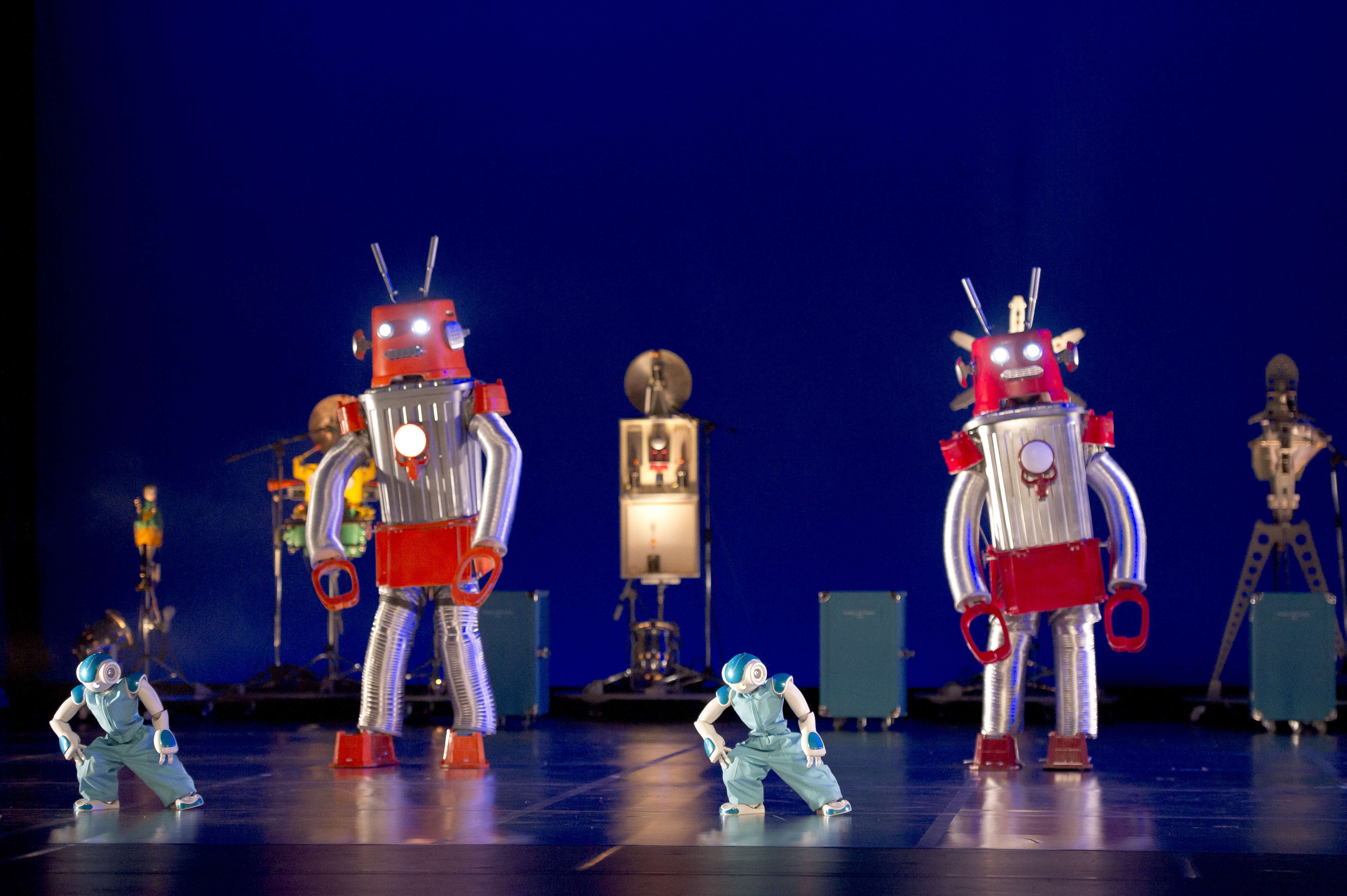 Robots and humans interact in Robot, a multimedia dance production by Blanca Li Dance Company. Photo: Laurent Philippe
