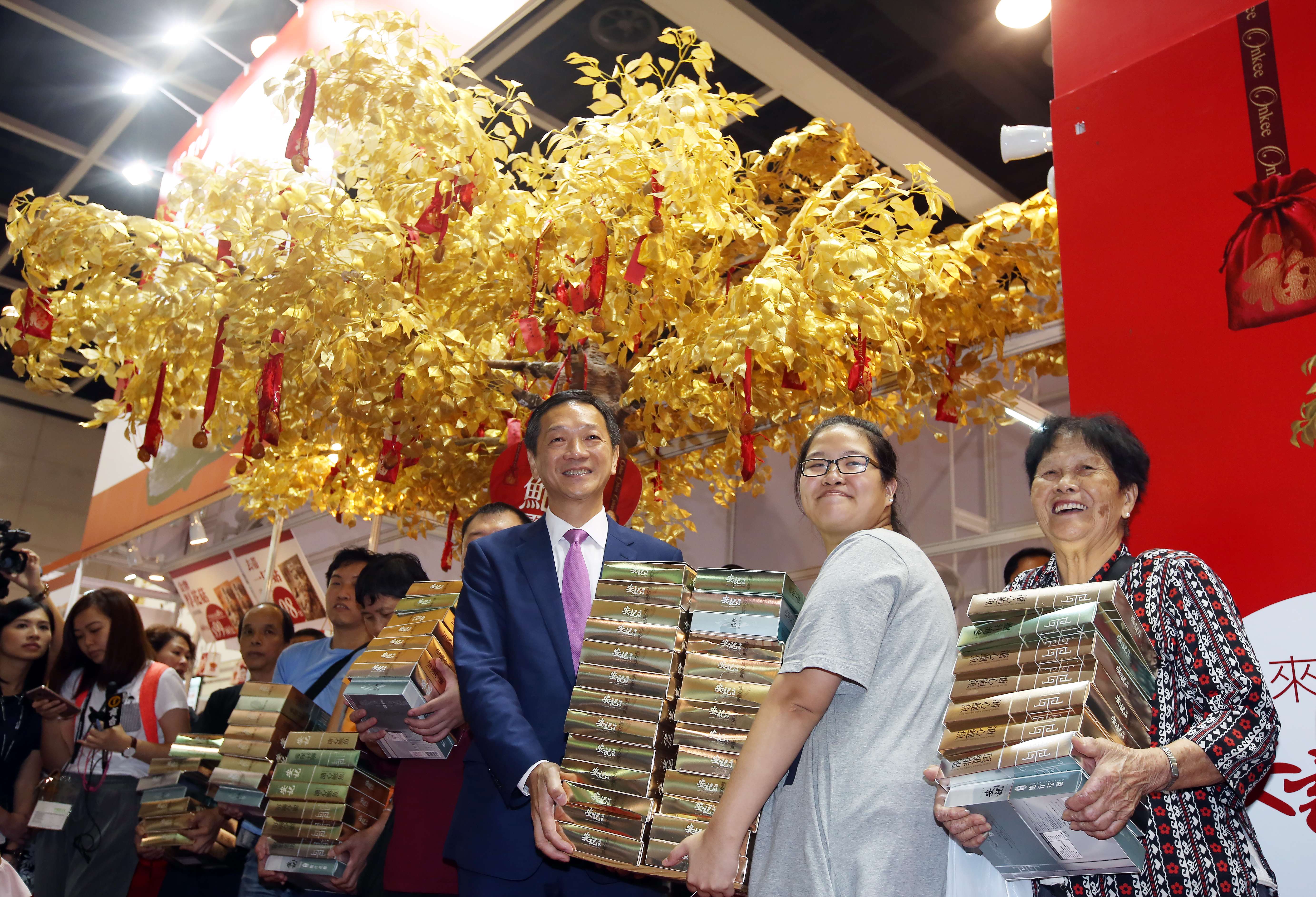 Richard Poon Kuen-fai, director of On Kee Dry Seafood, presents 21 boxes of abalone to the winners of the wishing tree contest on Thursday. Photo: Nora Tam