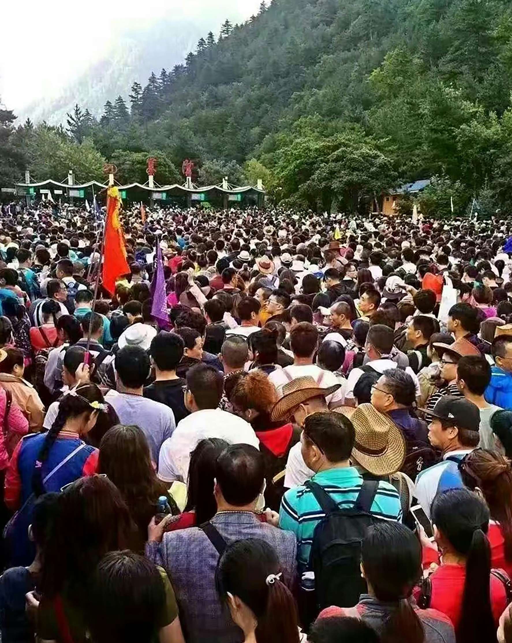 Queues outside some of the park gates. Photo: Thepaper.cn