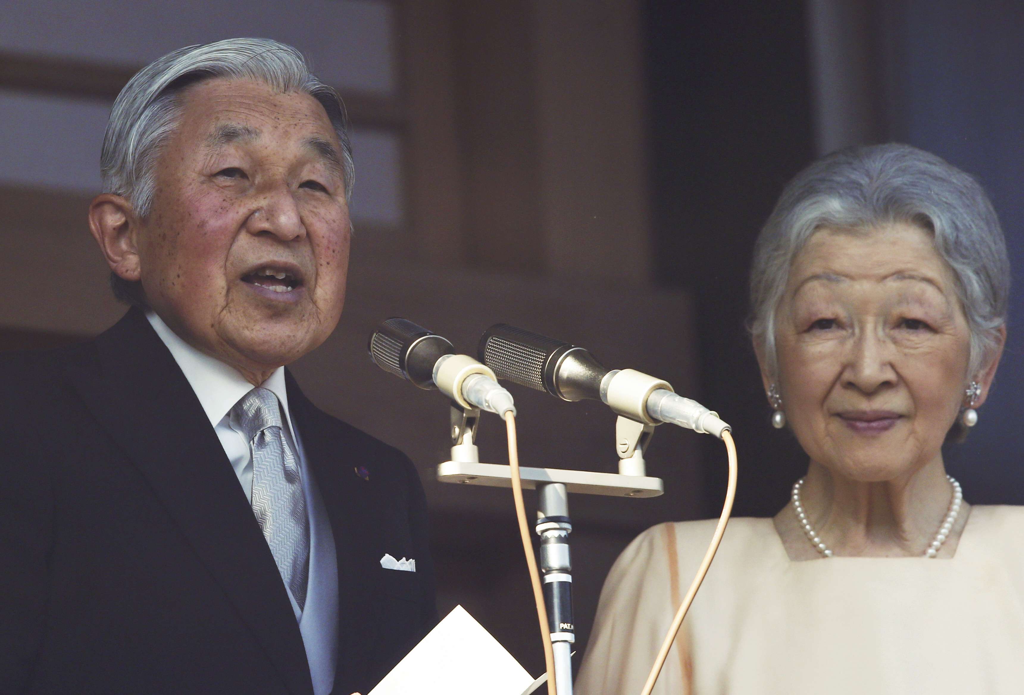 Japan's Emperor Akihito delivers a speech to well-wishers from a balcony of the Imperial Palace as Empress Michiko listens during a New Year's public appearance. Photo: AP