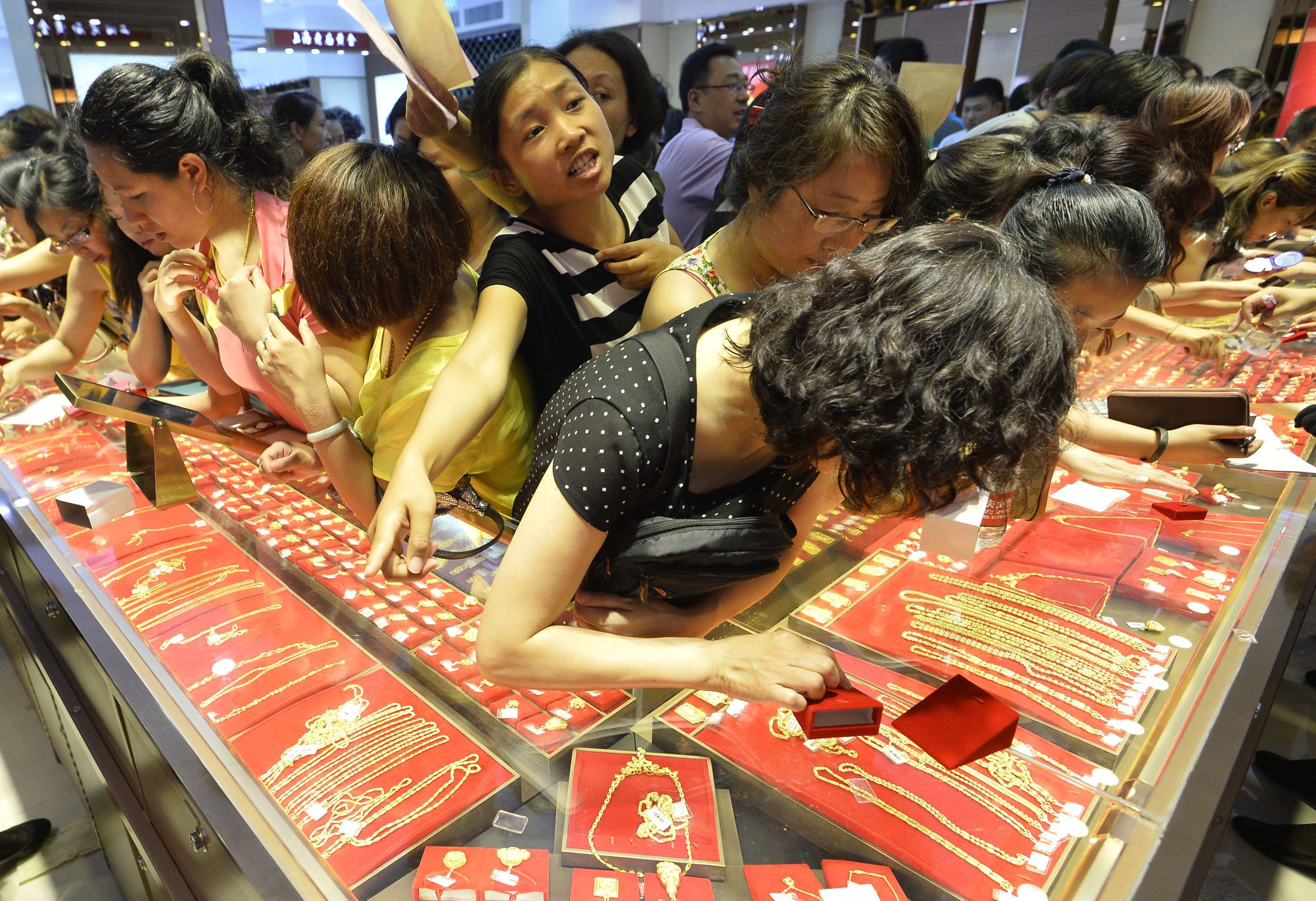 Customers flock to buy gold accessories in Taiyuan, Shanxi province. Urban incomes in China are now reaching a threshold where spending on both goods and services accelerates. Photo: Reuters
