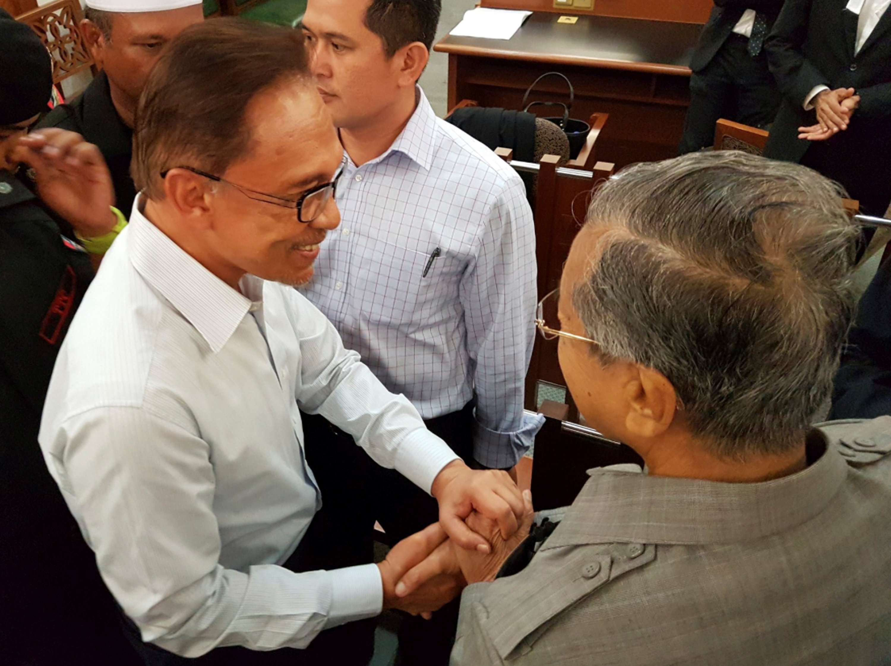 Malaysia's former prime minister Mahathir Mohamad (R) meets with jailed opposition leader Anwar Ibrahim in a high court in Kuala Lumpur September 5, 2016. Najwan Halimi/Handout via REUTERS FOR EDITORIAL USE ONLY. NO RESALES. NO ARCHIVES. MANDATORY CREDIT THIS PICTURE WAS PROCESSED BY REUTERS TO ENHANCE QUALITY. AN UNPROCESSED VERSION HAS BEEN PROVIDED SEPARATELY TPX IMAGES OF THE DAY