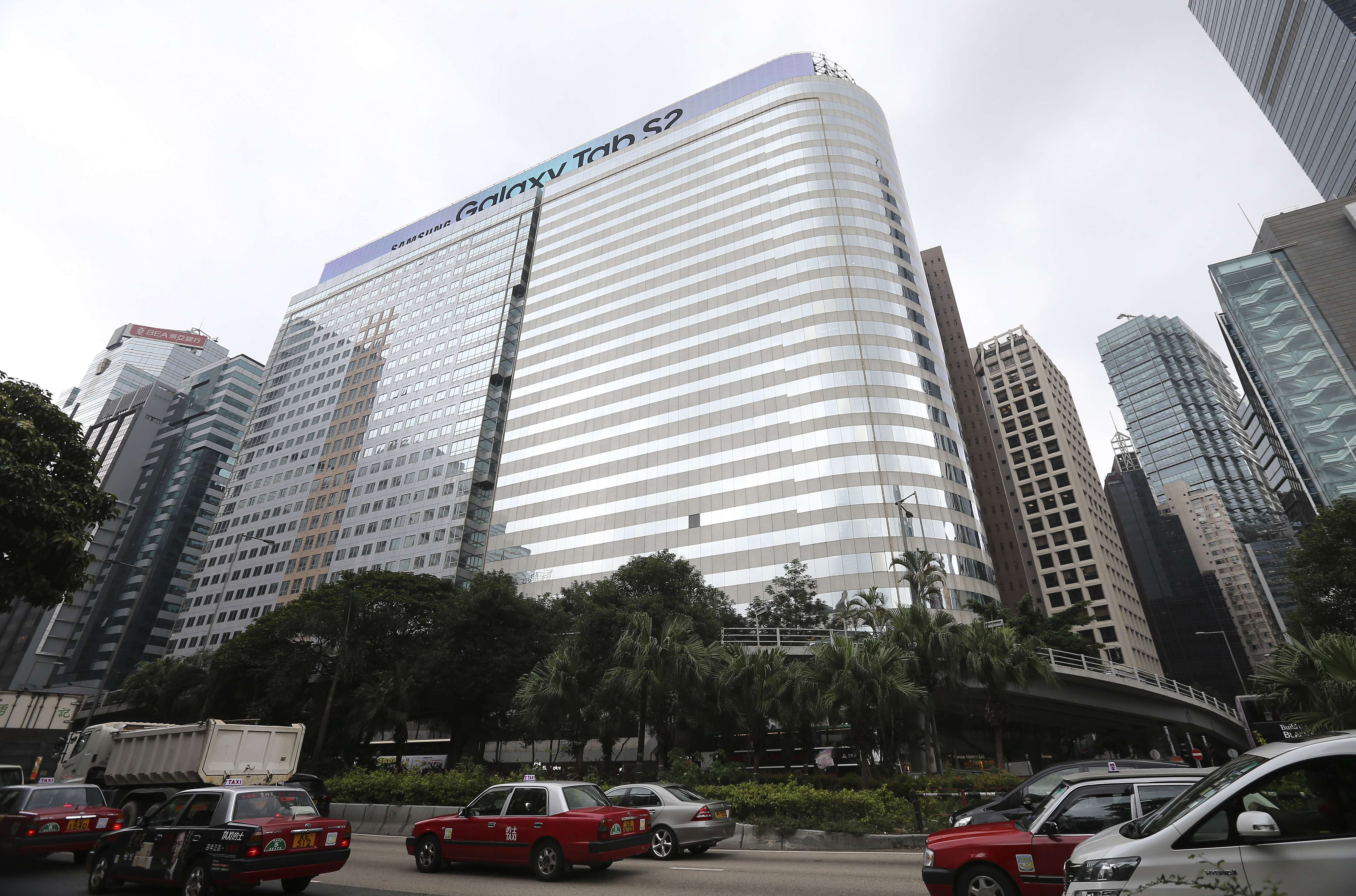 Mass Mutual Tower in Wanchai was acquired by mainland-based developer Evergrande for HK$12.5 billion, the largest amount ever paid for an office building in the city, last year. Photo: Dickson Lee