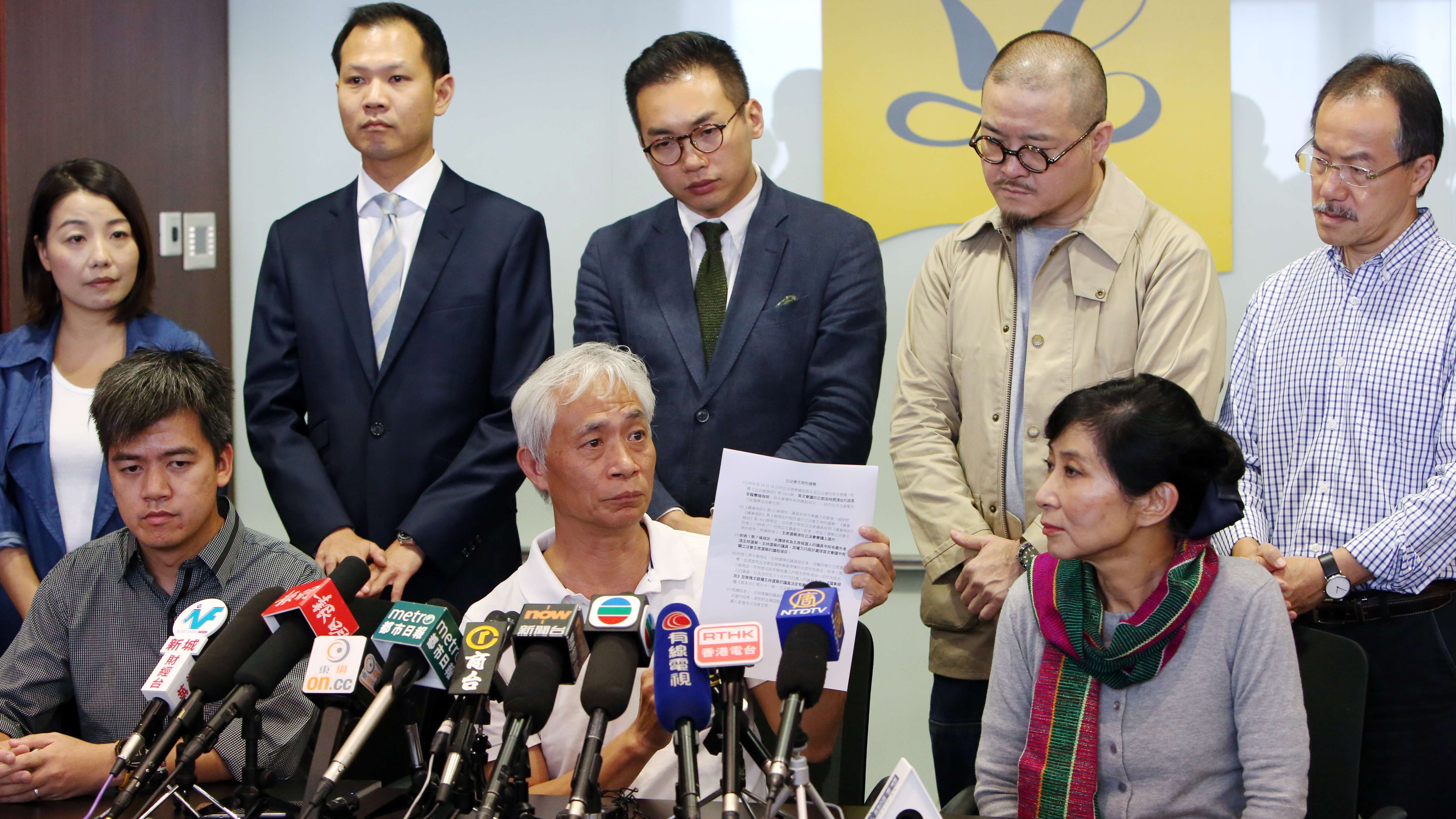 Pan-democratic veteran Leung Yiu-chung (centre) explains why he refused to chair the election proceedings. Photo: Edmond So