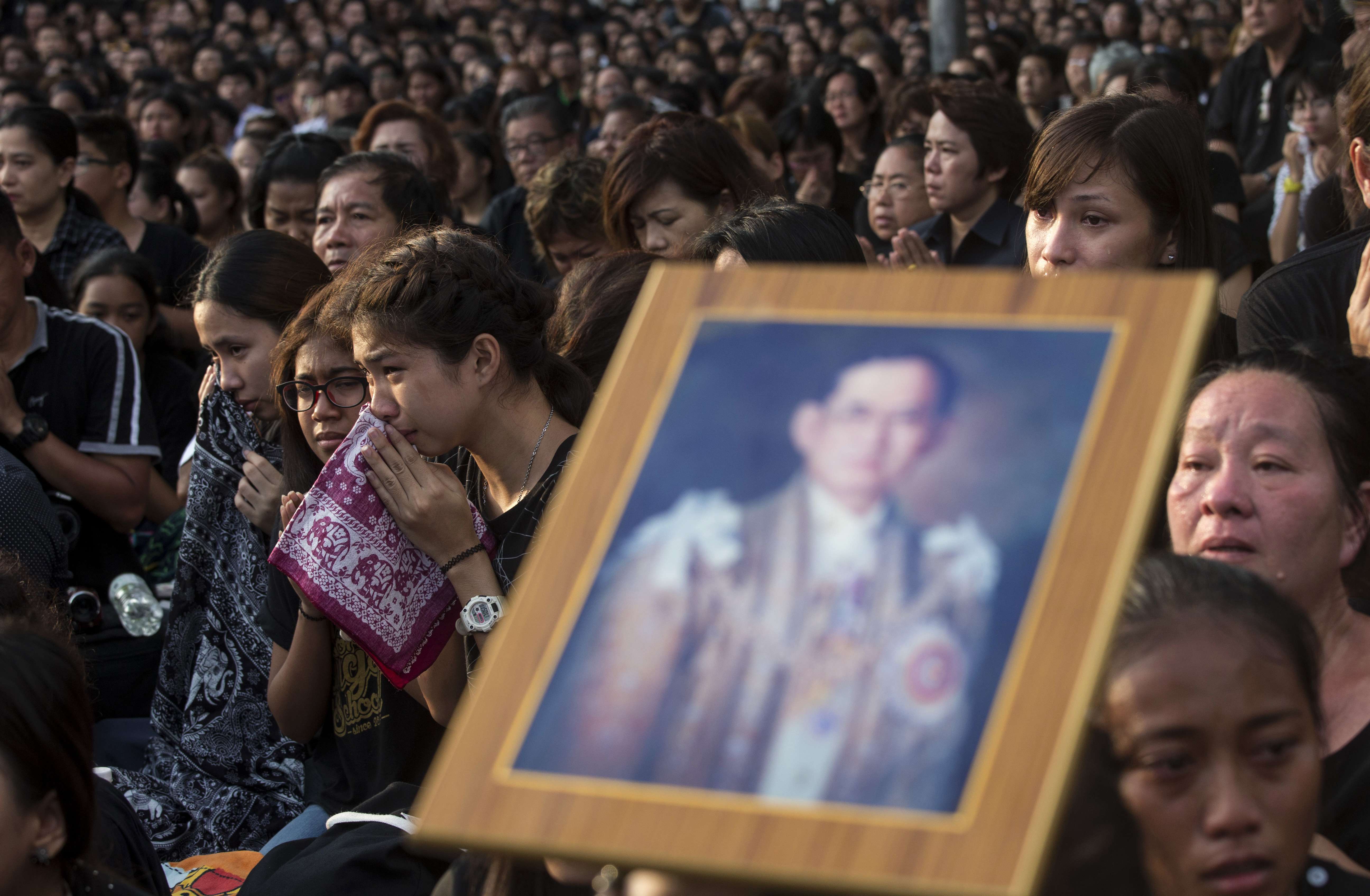 Thais sob as they wait to pay their last respects to the late King Bhumibol outside the Grand Palace in Bangkok. Photo: AP