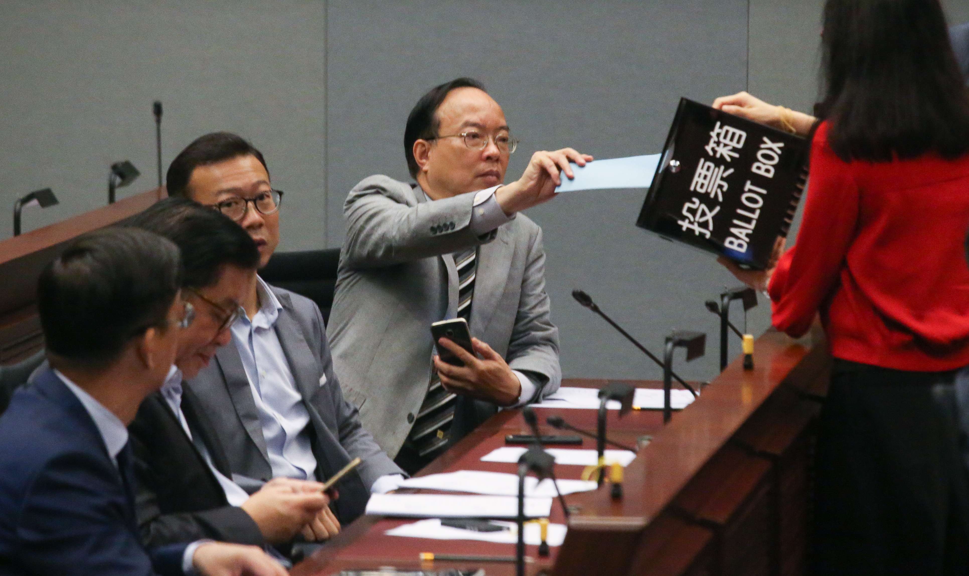 Ma Fung-kwok votes during the Legco development panel meeting on Tuesday. Photo: David Wong