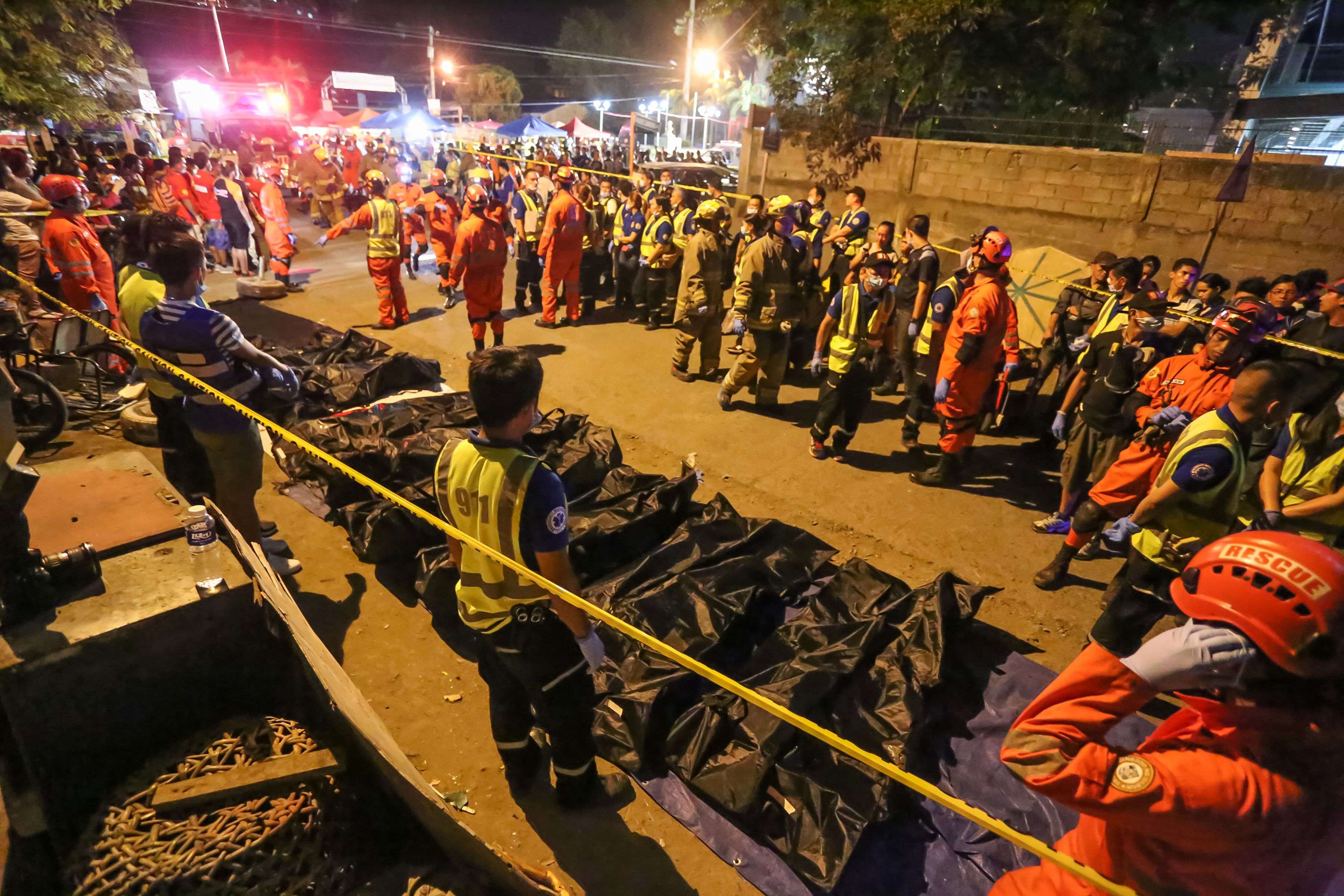 Rescue workers gather the bodies of victims of an explosion at a night market in Davao City in the Philippines on September 3, 2016. The Abu Sayyaf group claimed responsibility for the deadly blast. Photo: AFP