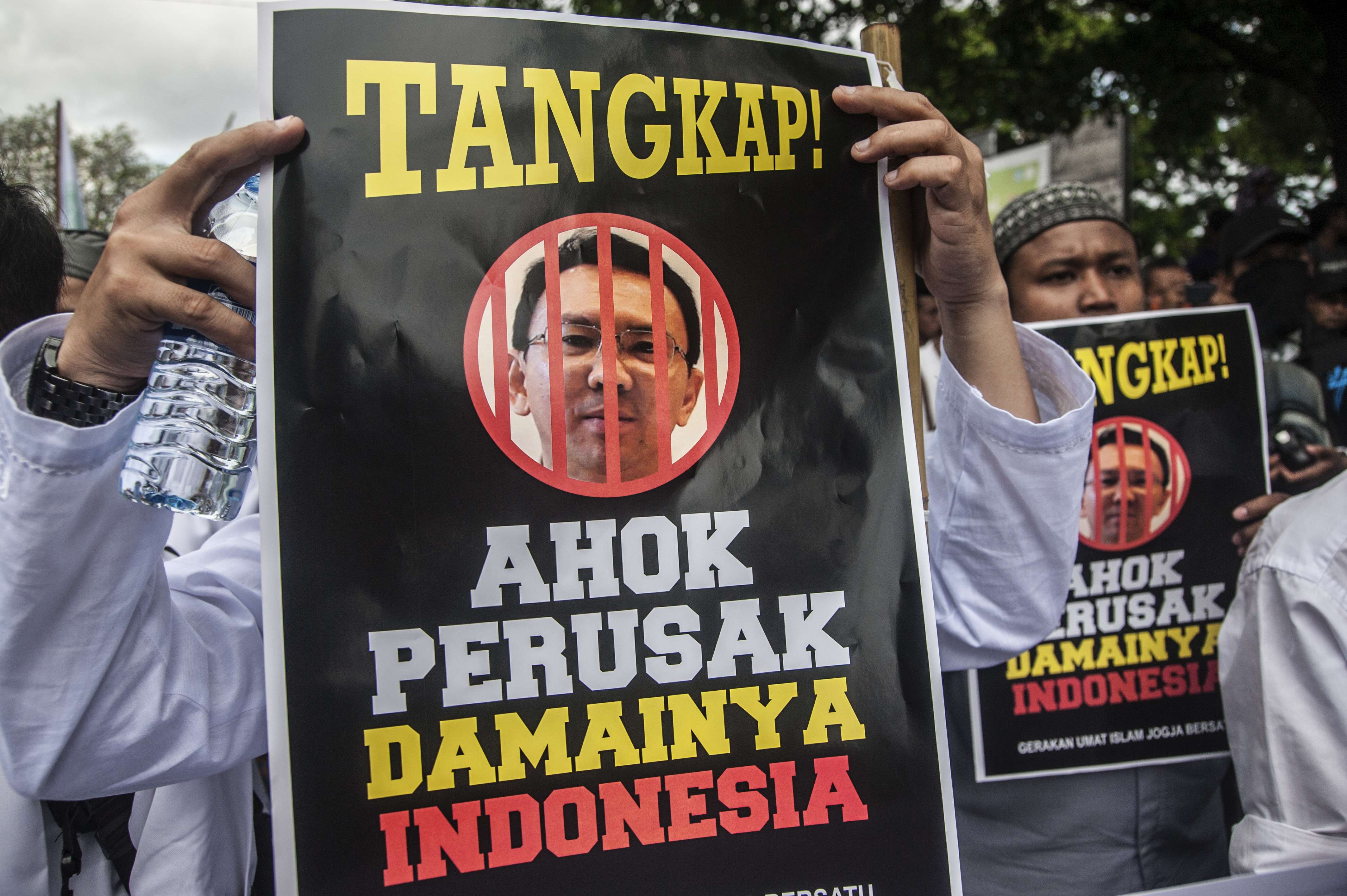 Muslims demand police prosecute the Jakarta governor Basuki Tjahaja Purnama for alleged blasphemy. Photo: AFP