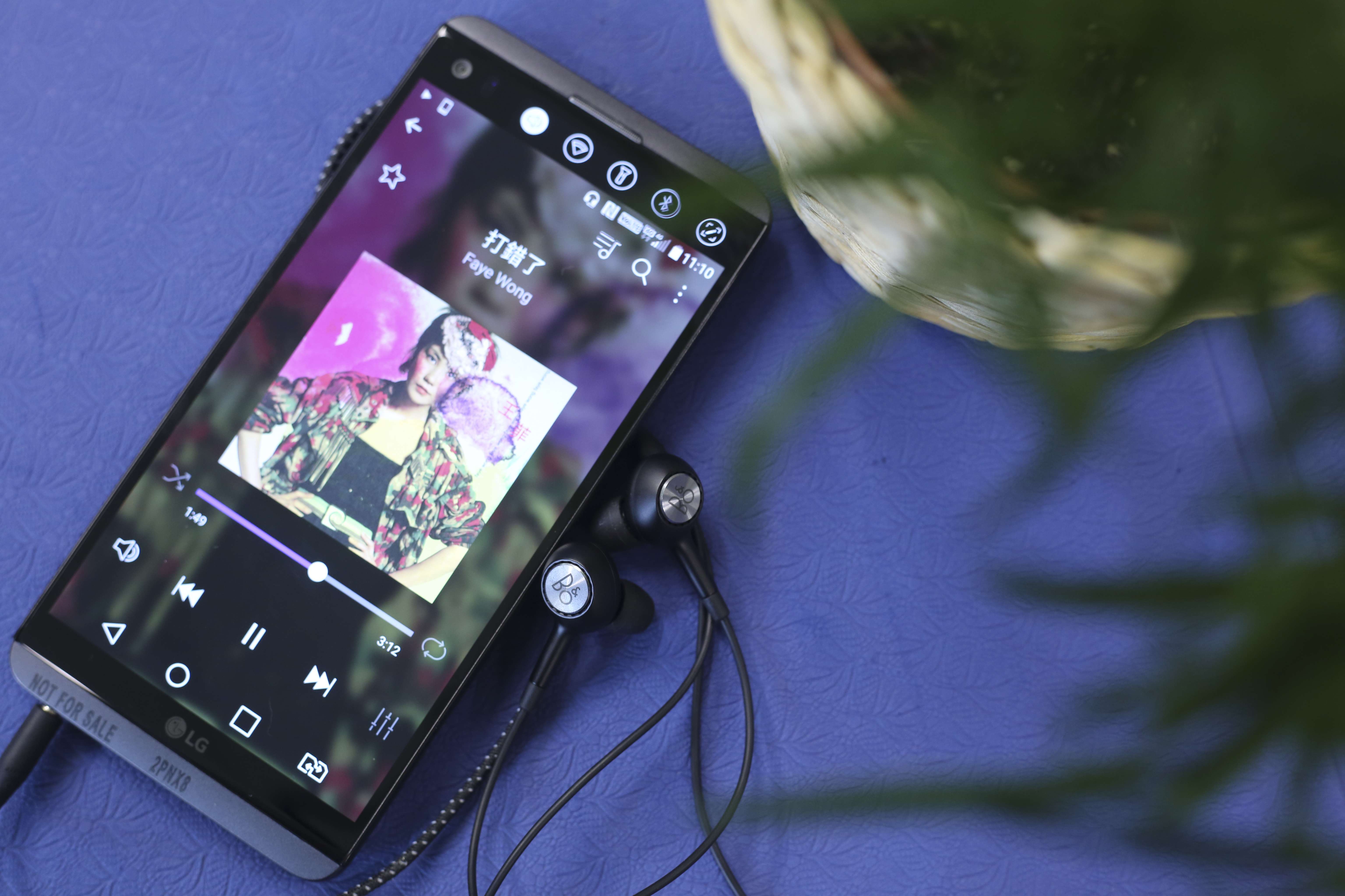 With its shock resistance, tougher build quality and audiophile playback and recording, the V20 is ideally poised to overtake crisis-hit Samsung. Pity it’s not waterproof, though