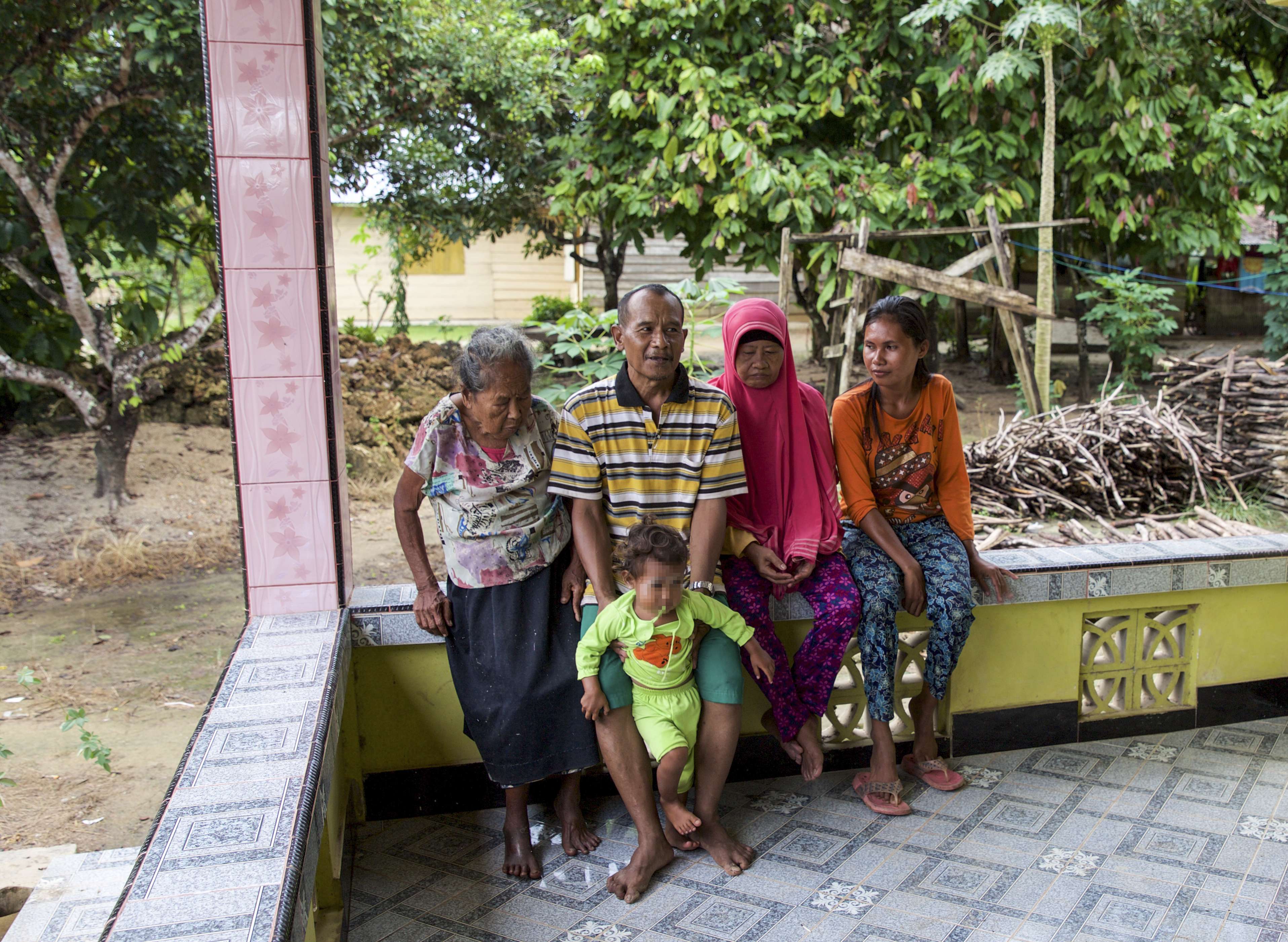 The family of victim Seneng Mujiasih: (from left) grandmother Karso Utomo, father Mujiharjo, mother Juminem, sister-in-law Fasria, and (in front) niece Revi Liansifa. Photo: Aleksander Solum