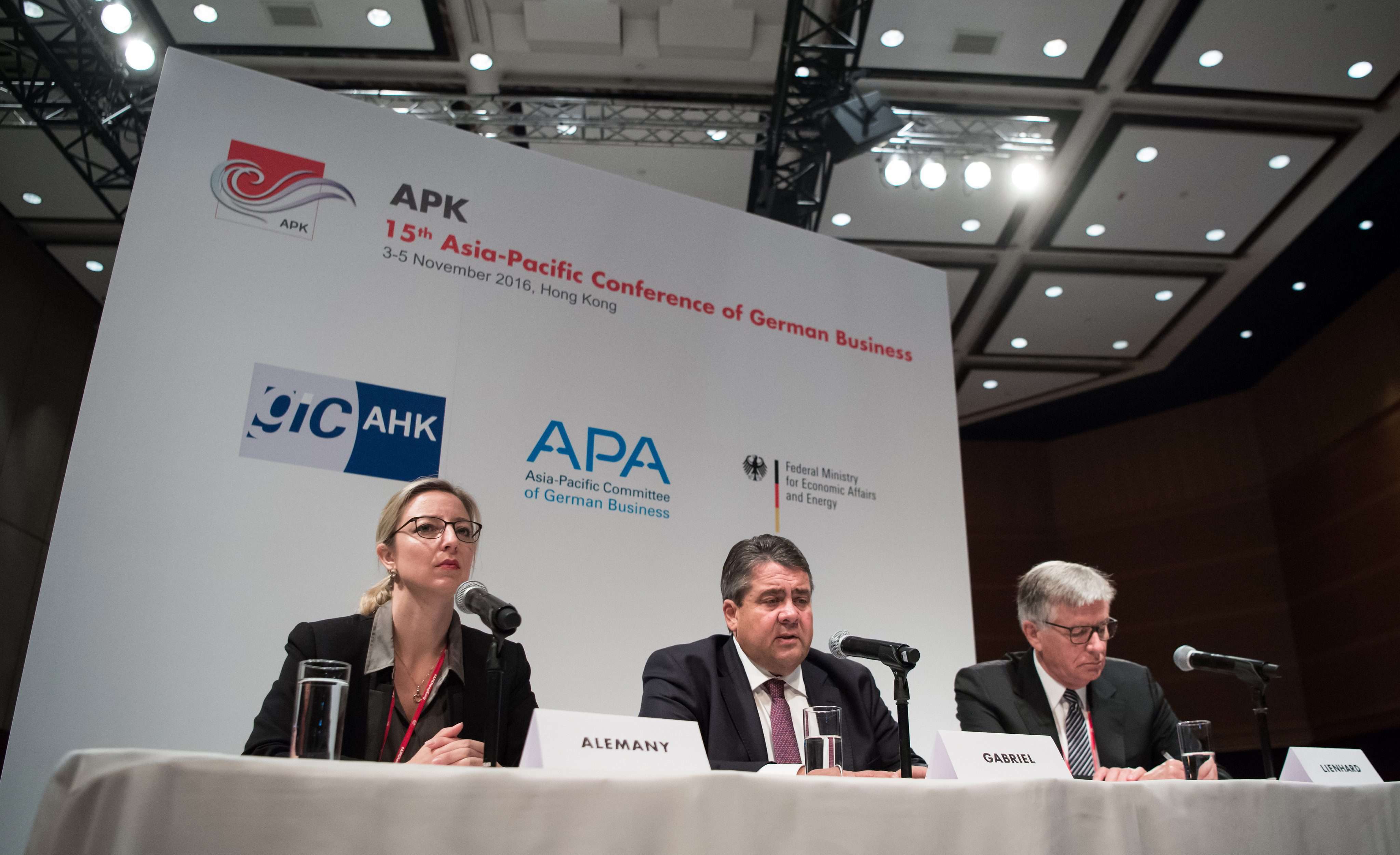 Sigmar Gabriel (centre), the German economic affairs minister, is flanked by ministry spokesperson Tanja Alemany Sanchez de Leon and Hubert Lienhard, chairman of the Asia-Pacific Commission and CEO of German multinational Voith, at a joint news conference on the occasion of the 15th Asia-Pacific Conference of German Business in Hong Kong on November 4. Photo: EPA