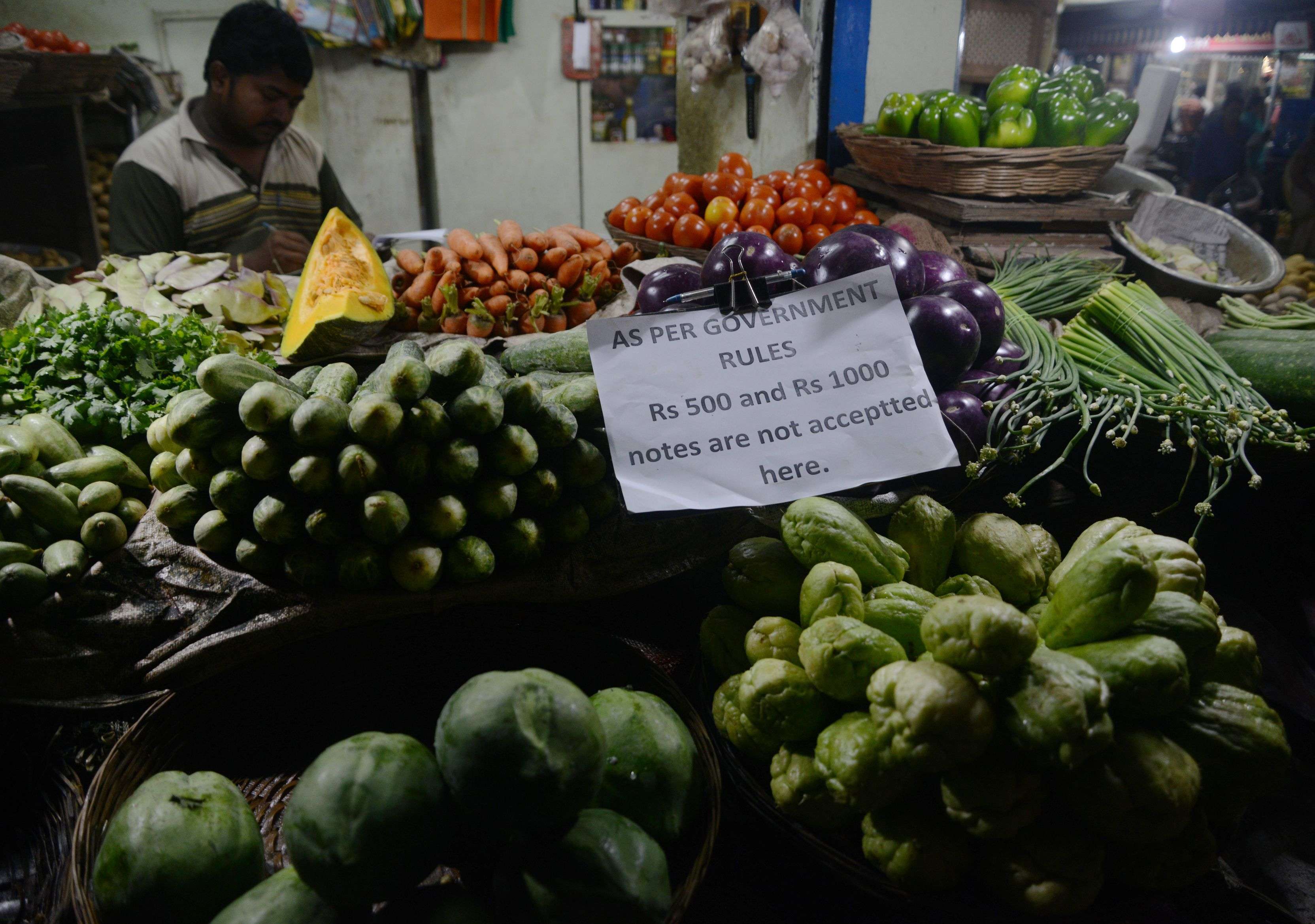 A vendor displays a sign relating to new nationwide currency regulations in Siliguri city, in the Indian state of West Bengal, on November 13. Photo: AFP