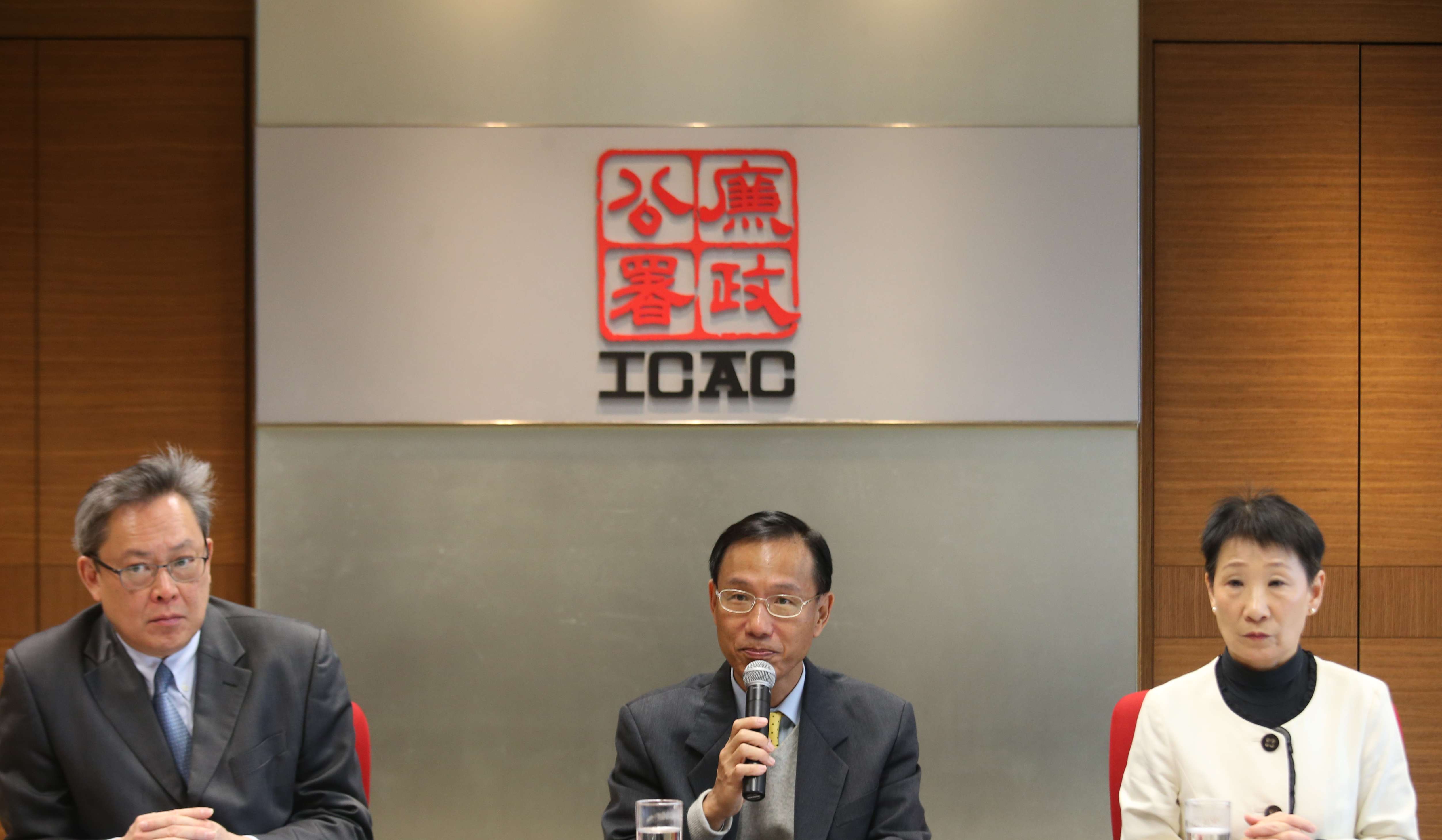Siu Kin Foon (centre), principal corruption prevention officer at the Independent Commission Against Corruption, addresses a press conference on health care services at the ICAC headquarters in North Point on November 25. Photo: David Wong