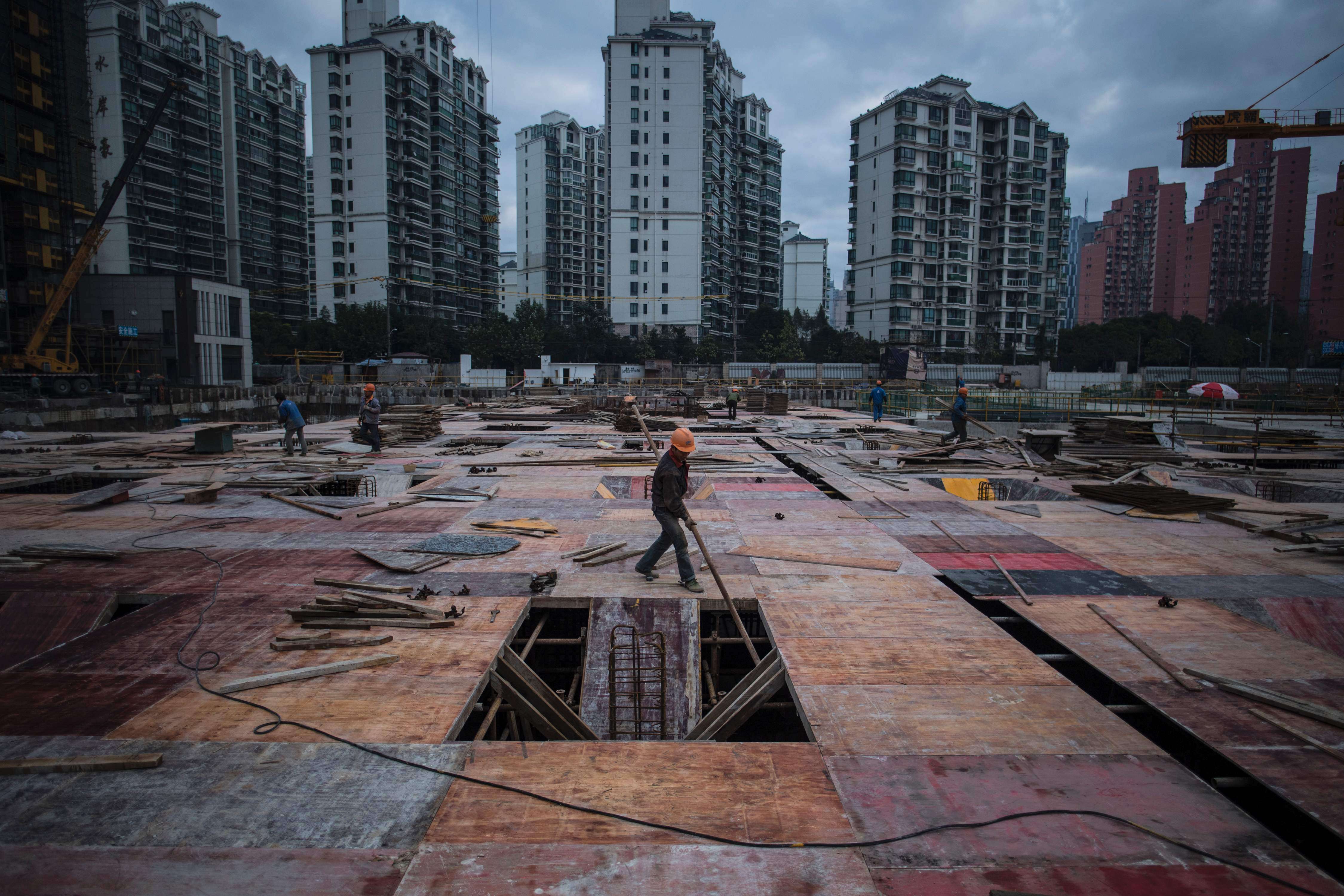 Men work at a construction site for a residential skyscraper in Shanghai. Urban development patterns should encourage good neighbourliness between the rich and poor, fostering camaraderie rather than promoting class hatred. Photo: AFP