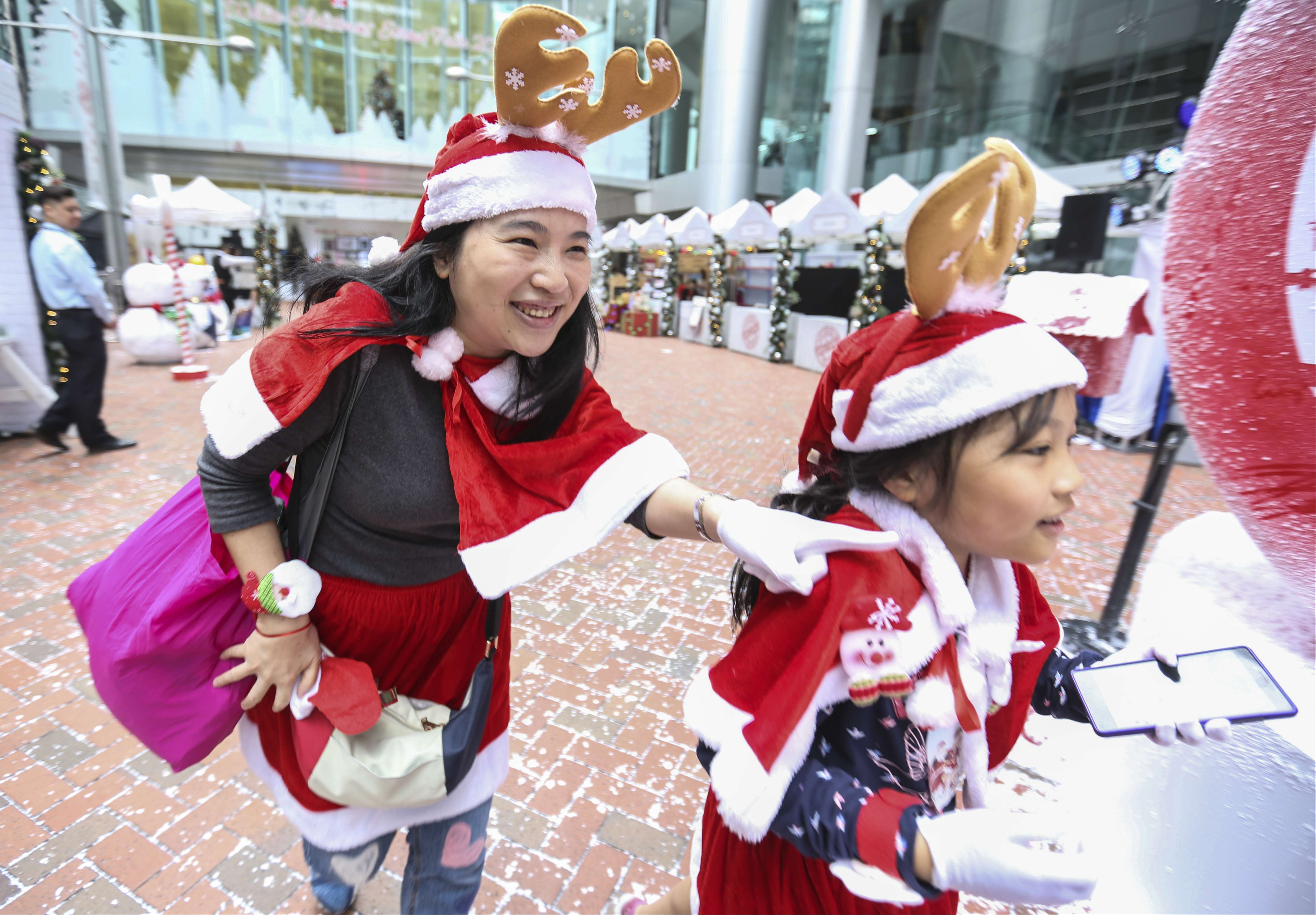 Swire’s annual Santathon ChallengeThe event saw two hundred teams, including parents and children dressed as Santas, competing to win in eight digital mini-games this year. Photo: Xiaomei Chen