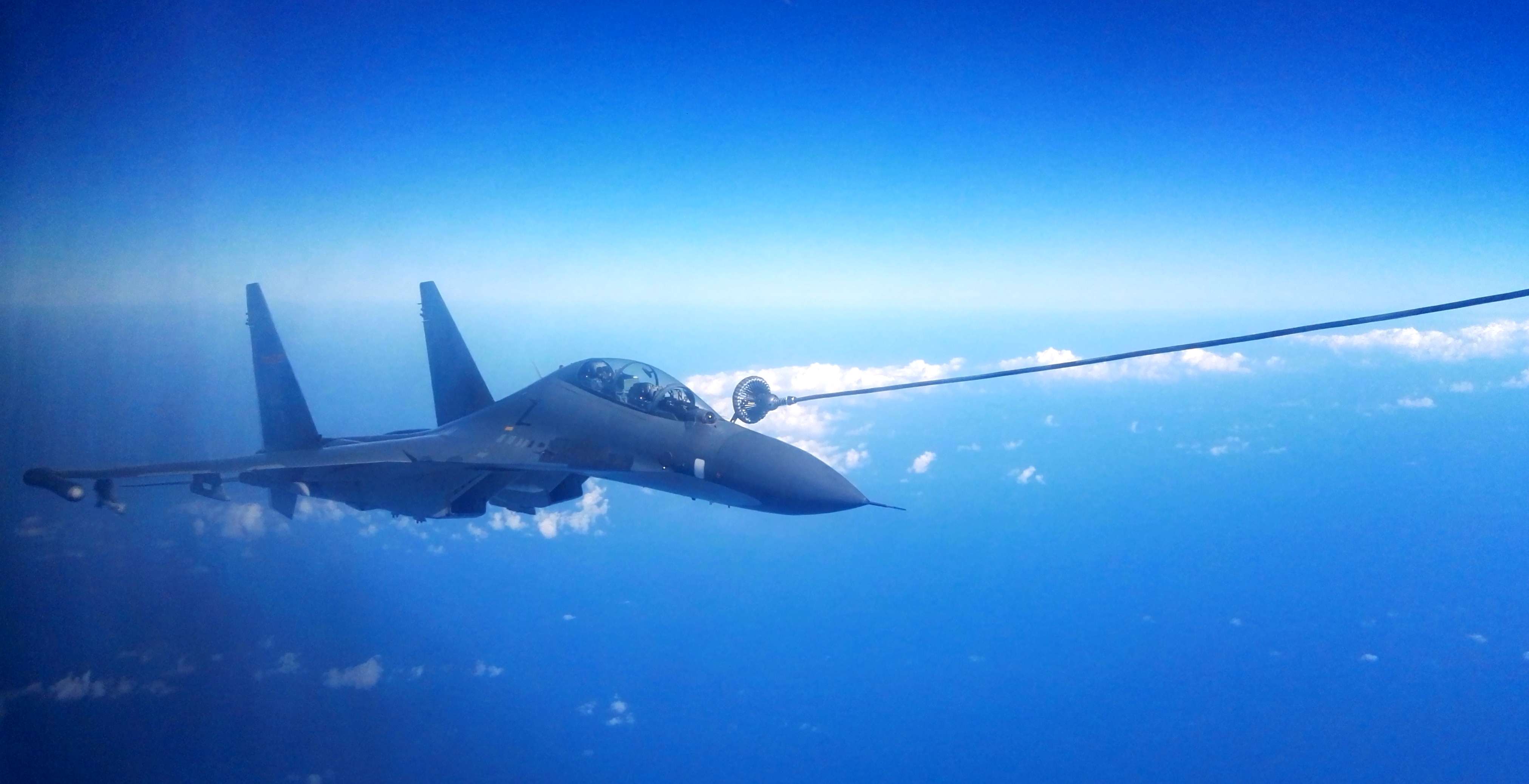 A Su-30 fighter of the Chinese Air Force gets fueled in the air during a drill. Photo: Xinhua