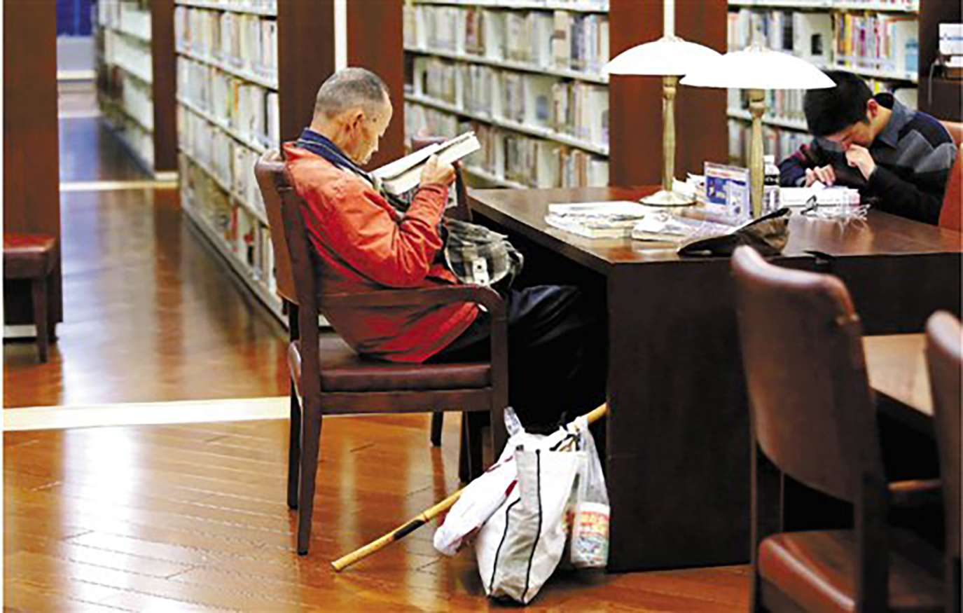 An undated photograph shows Wei Sihao reading in the Hangzhou library. Photo: Handout