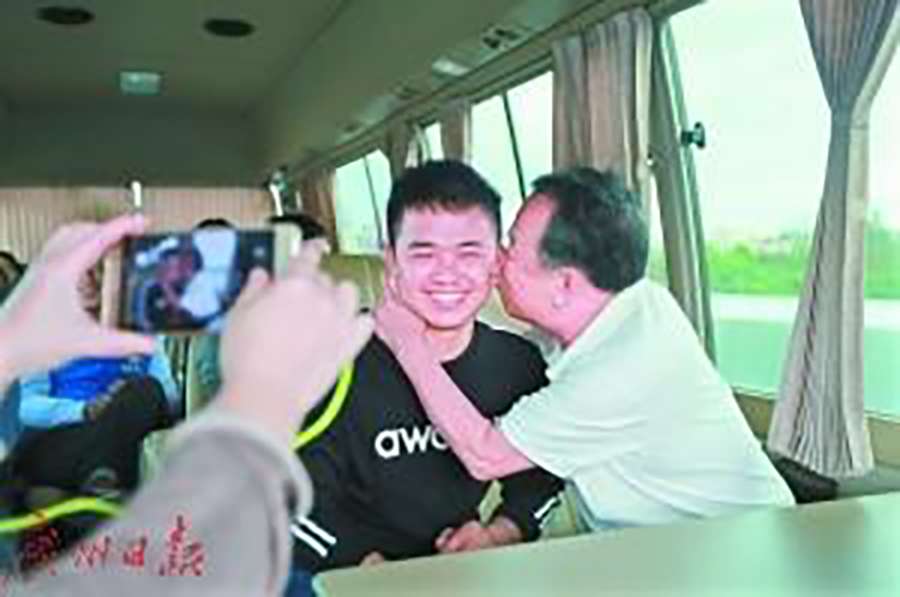Li Risheng reunited with his father. Photo: Sina.com