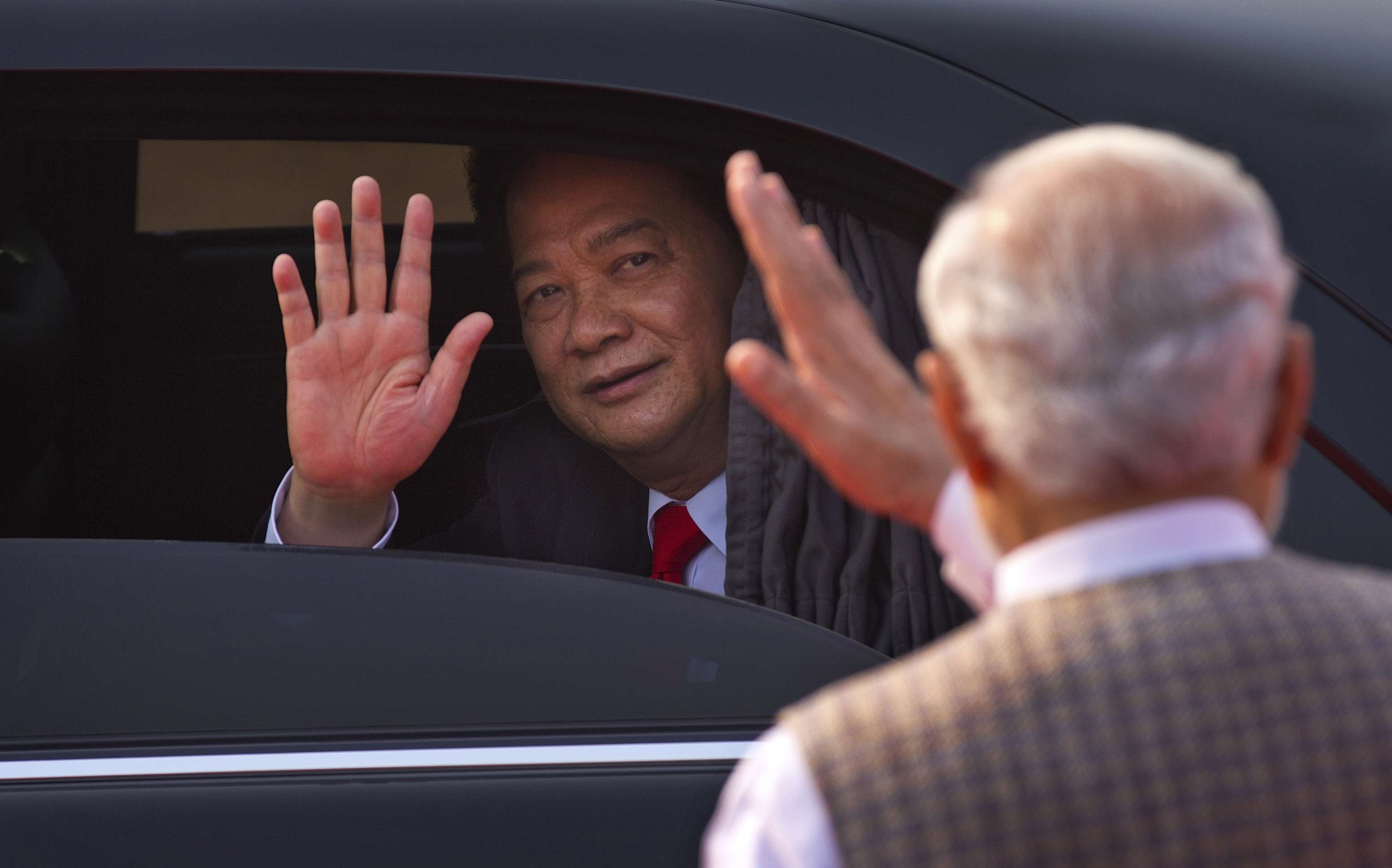 Indian Prime Minister Narendra Modi, right, waves at Vietnam Prime Minister Nguyen Tan Dung, as he leaves after his ceremonial reception at the forecourt of the Indian President's palace in New Delhi, India in 2014. Photo: AP