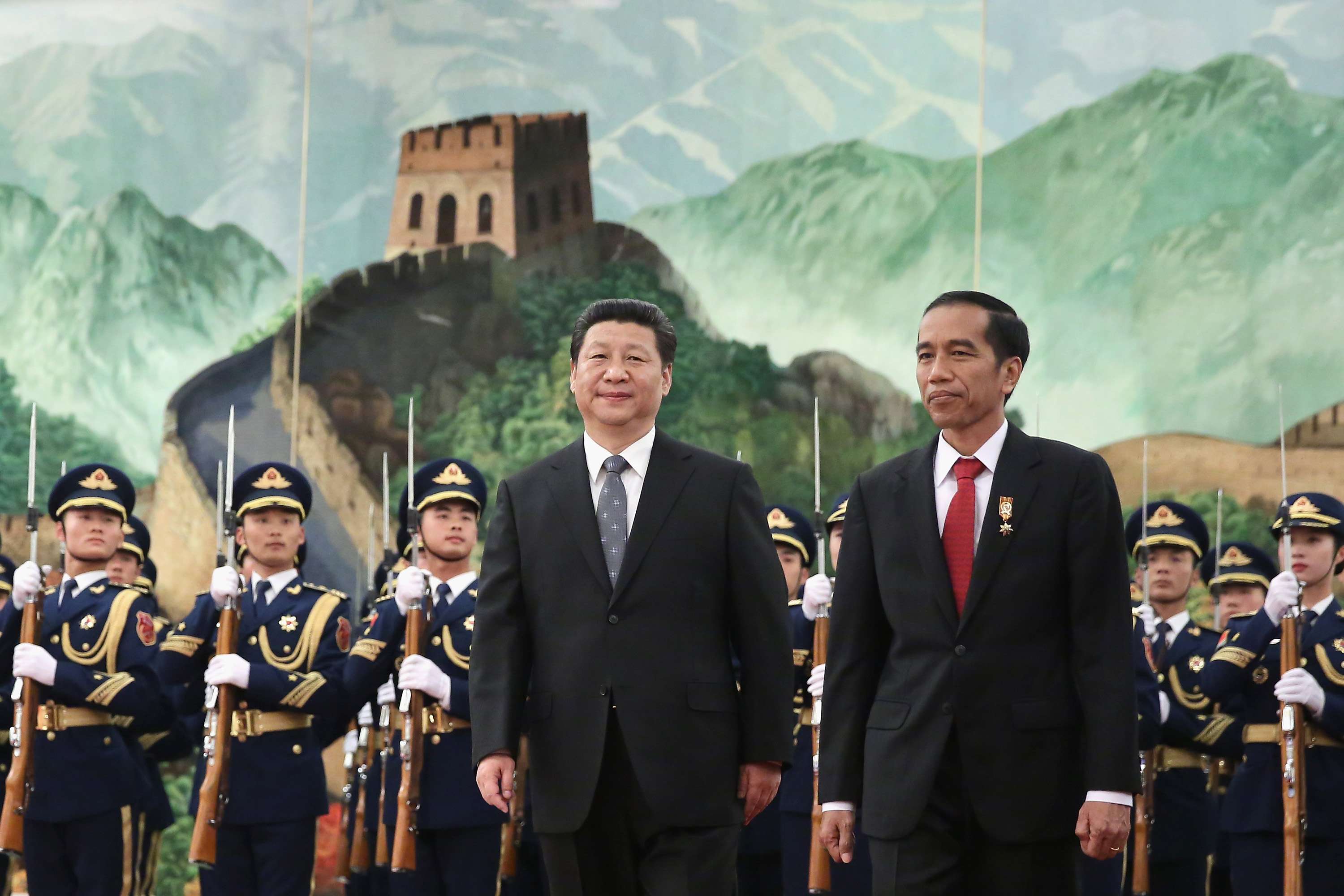 President Xi Jinping and his visiting Indonesian counterpart, Joko Widodo, view an honour guard during a welcoming ceremony at the Great Hall of the People in Beijing in March 2015. Photo: AFP