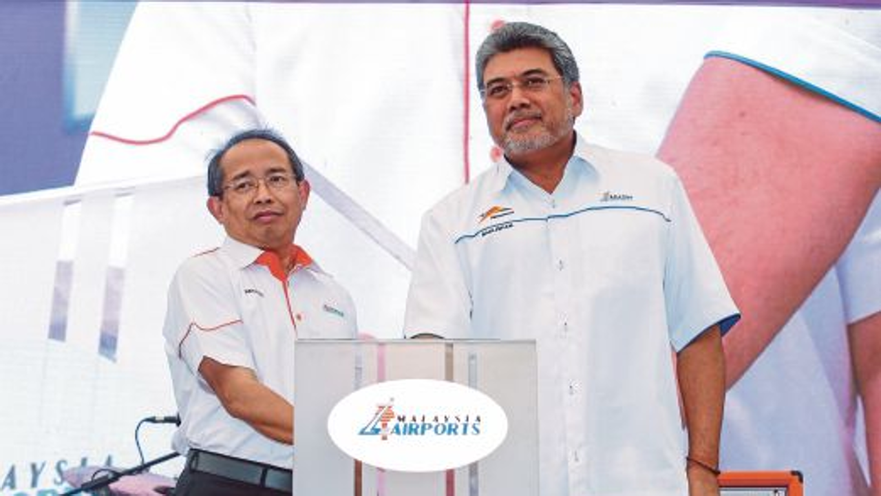 Malaysia Airports Holding Bhd managing director Datuk Badlisham Ghazali (right) and chairman Tan Sri Dr Wan Abdul Aziz Wan Abdullah launching MAHB's 25th anniversary celebration. Photo: Fariz Iswadi Ismail/New Straits Times