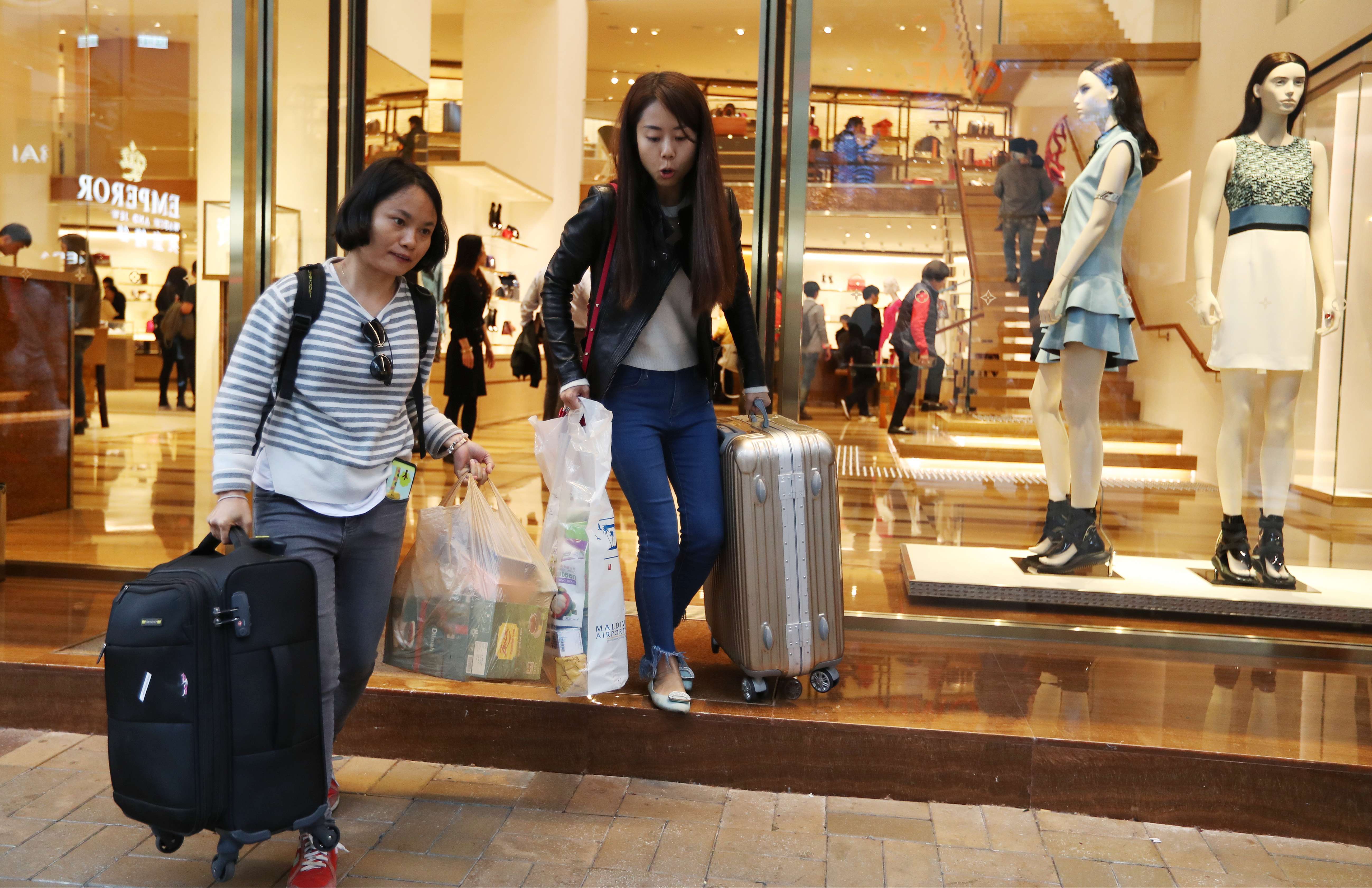 The poor growth showing last year was partly due to a decline in tourist arrivals. Photo: Nora Tam