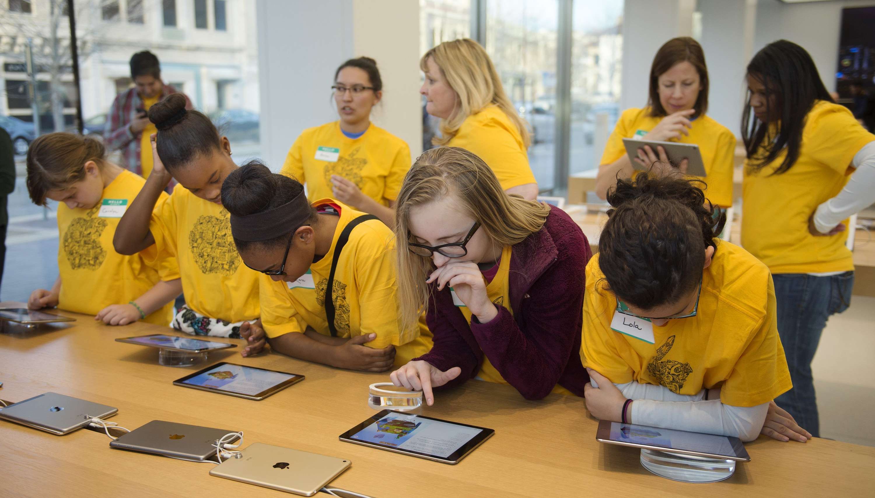 Members of the Kansas City Girls Who Code club complete a lesson on computer coding on iPads at the Apple store in the city. Photo: Kansas City Star/TNS