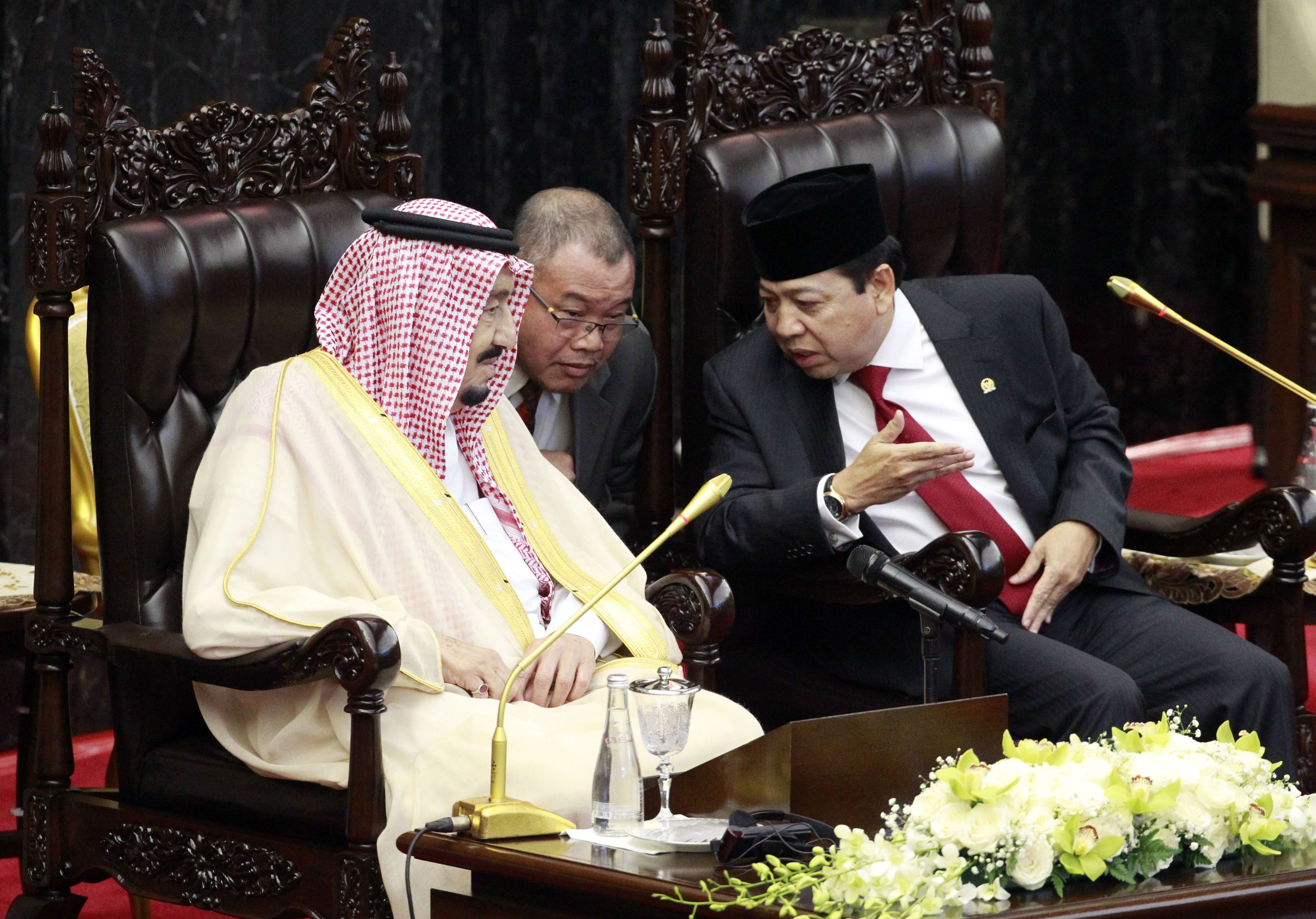 Saudi King Salman talks to Indonesian Parliament Speaker Setya Novanto. Photo: EPA