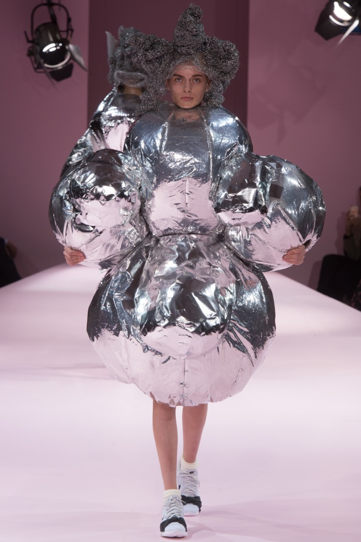 A few months ahead of her solo exhibition at the Met museum in New York, Rei Kawakubo presented a surreal women’s wear collection that reflected today’s tense political atmosphere and fashion’s identity crisis.