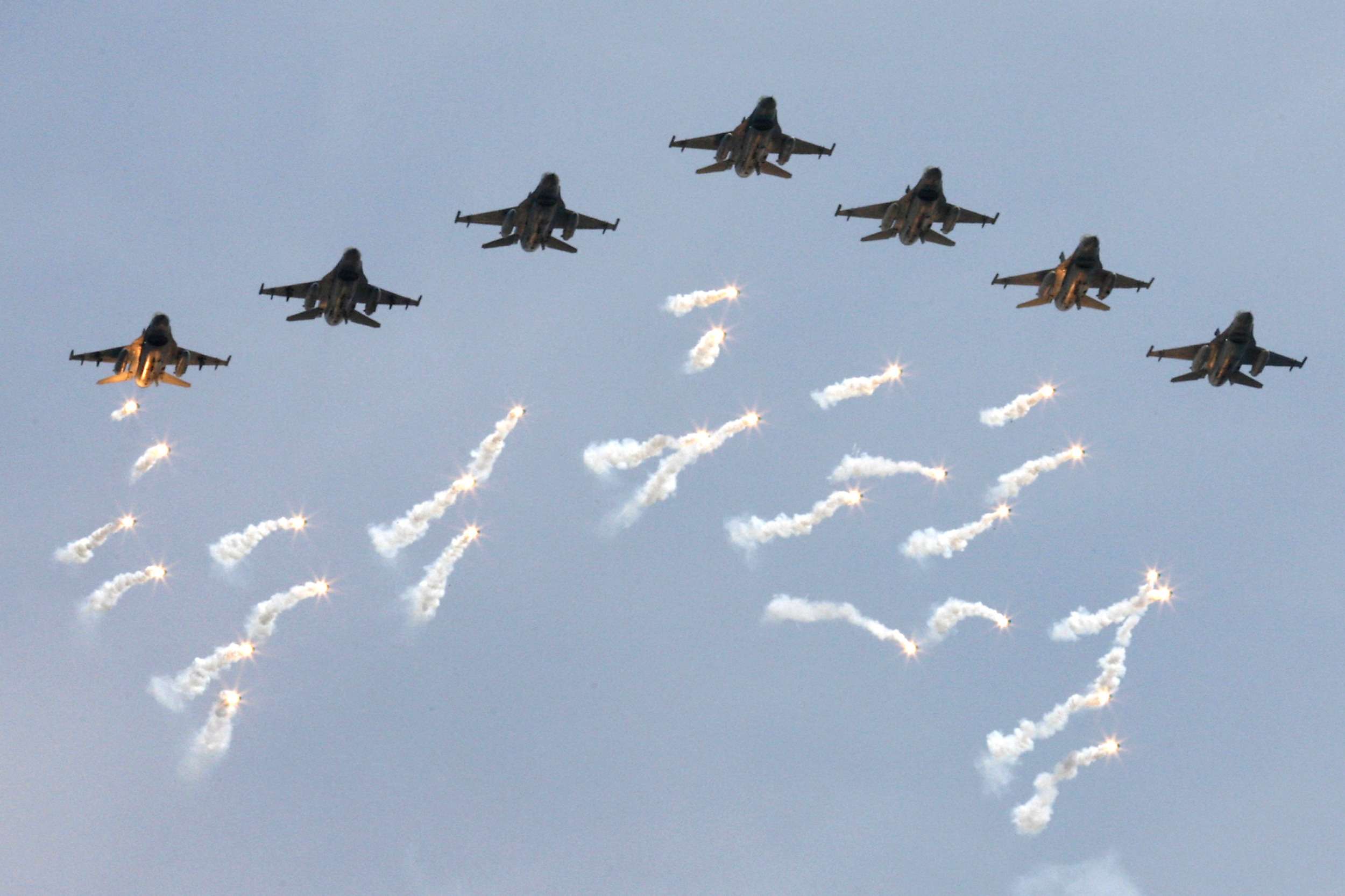 Taiwan’s US-made F-16 fighter jets fly in formation while releasing flares during the island’s annual Han Kuang military exercises, in the southeast of Taipei in May 2007. Photo: Reuters