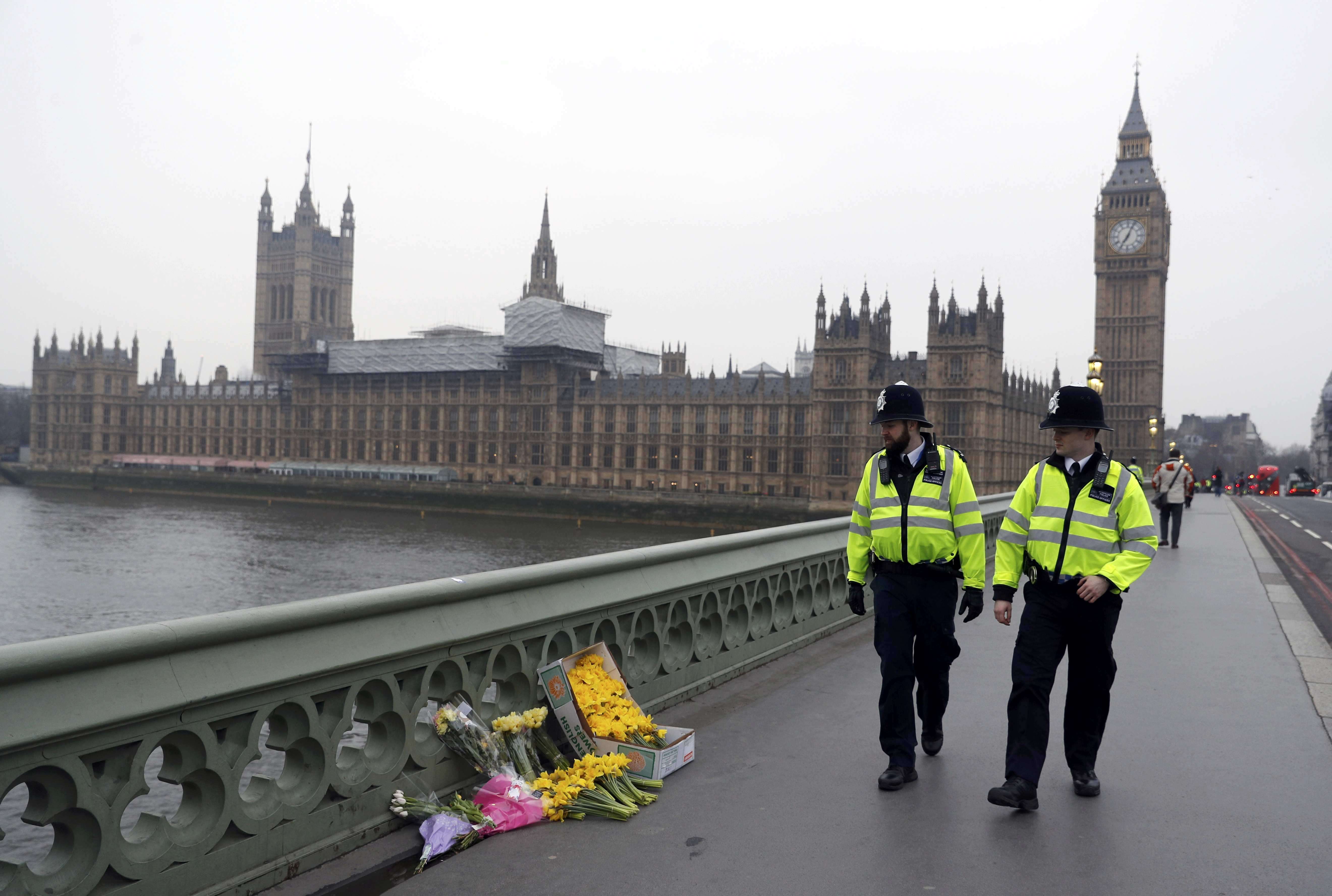 Flowers are placed at the scene of an attack on Westminster Bridge, in London. Photo: Reuters