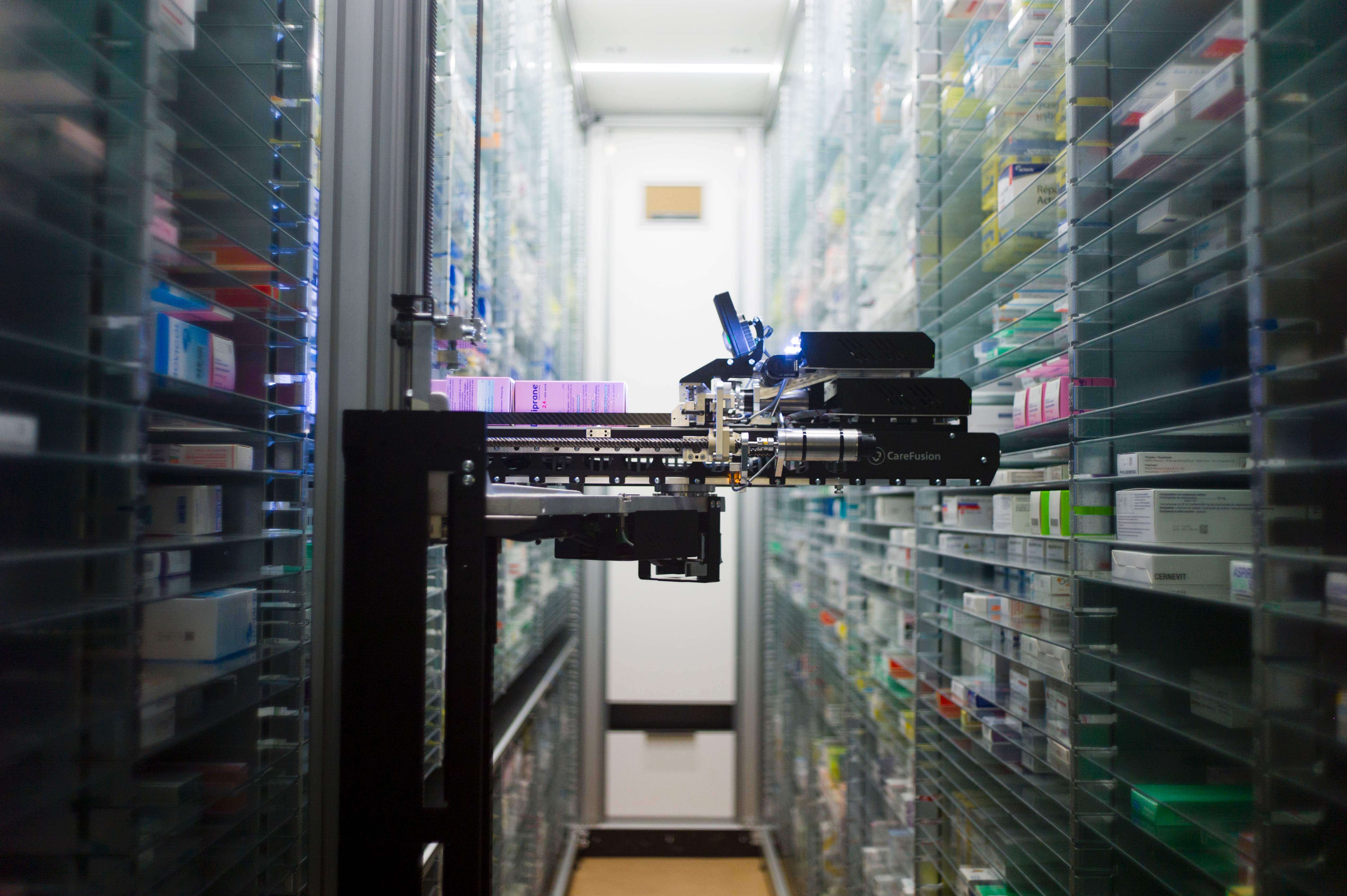 A robot retrieves medicines in a pharmacy. Photo: AFP