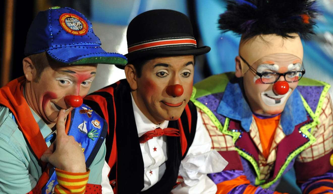 There three clowns at the. Клоуны в цирке США. Клоун май. С 1 мая клоун. Шоу маска Америка цирк.