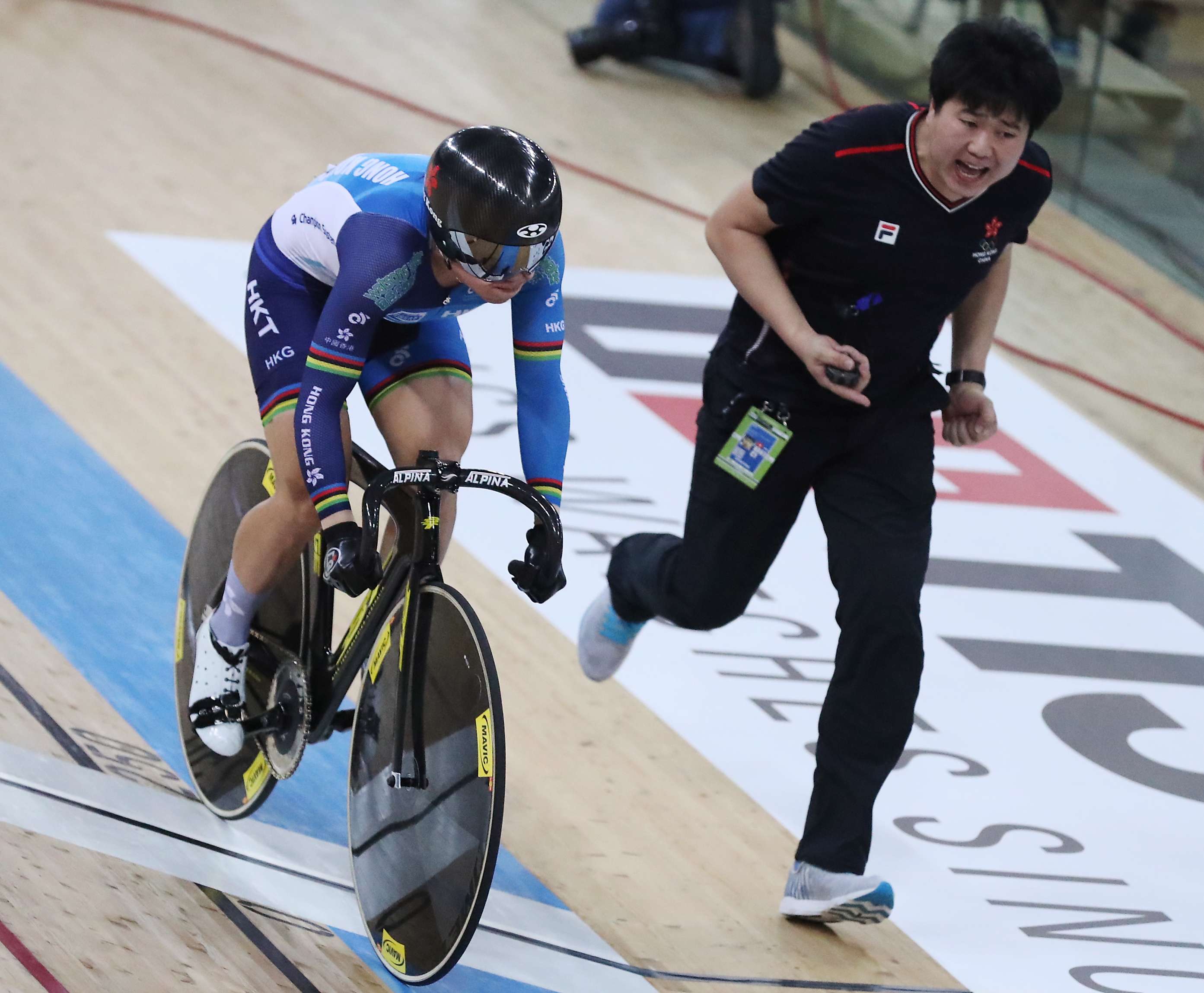 Hong Kong's Sarah Lee is encouraged by mechanic Li Linjie during the final lap of the women’s 500m time trial at Tseung Kwan O Velodrome on Saturday night. Photo: Edward Wong