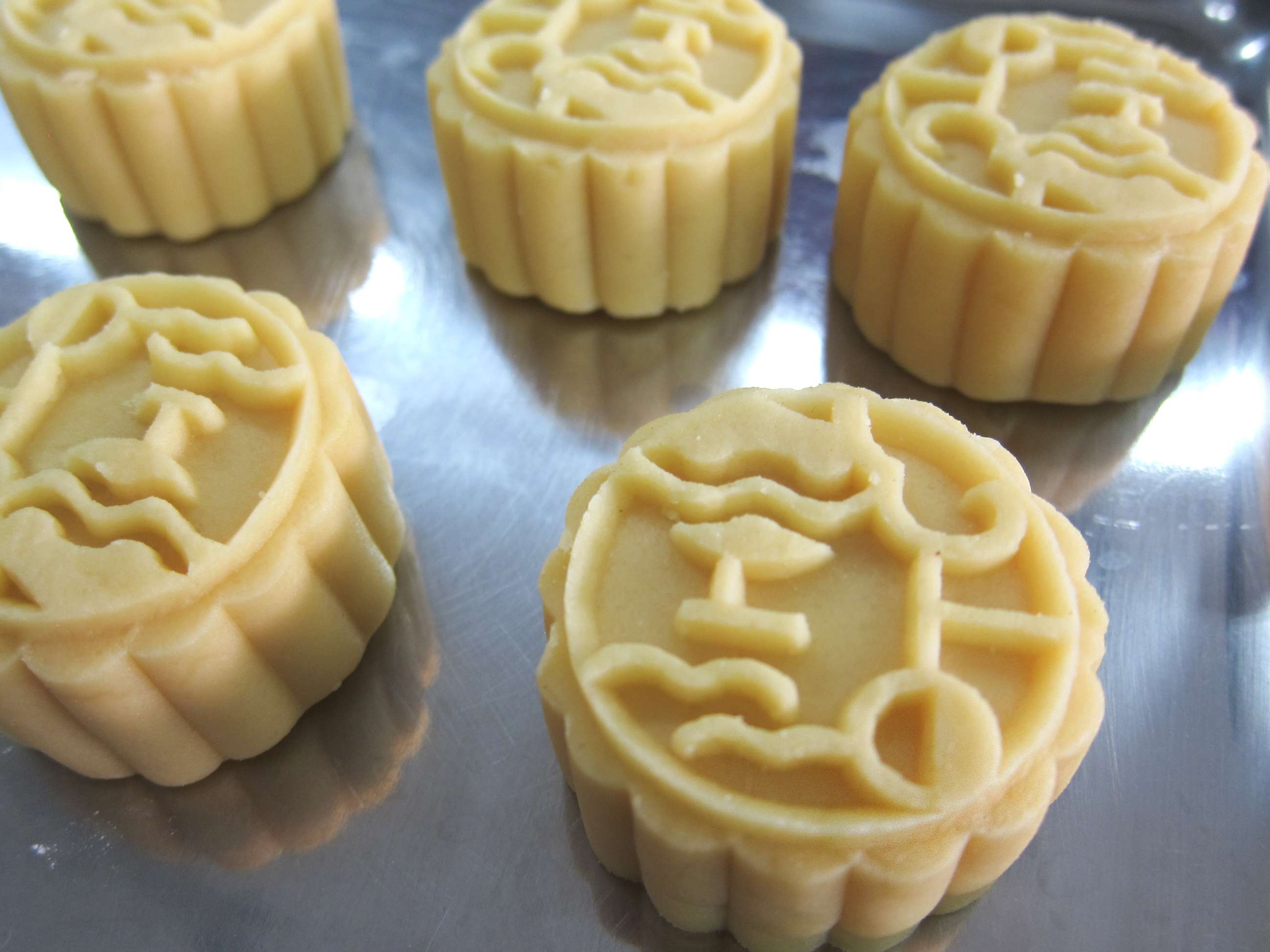 Special mooncakes adorned with Chinese writing made by the visually impaired aim to raise the awareness of people suffering from visual disabilities, in Hong Kong in July 2015. The mooncakes each came with the Chinese character for “Braille” inscribed on its surface. Photo: Handout