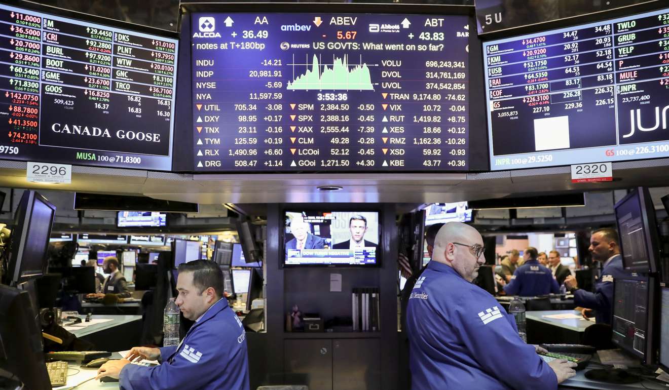 Traders work at the New York Stock Exchange in New York. Photo: Xinhua