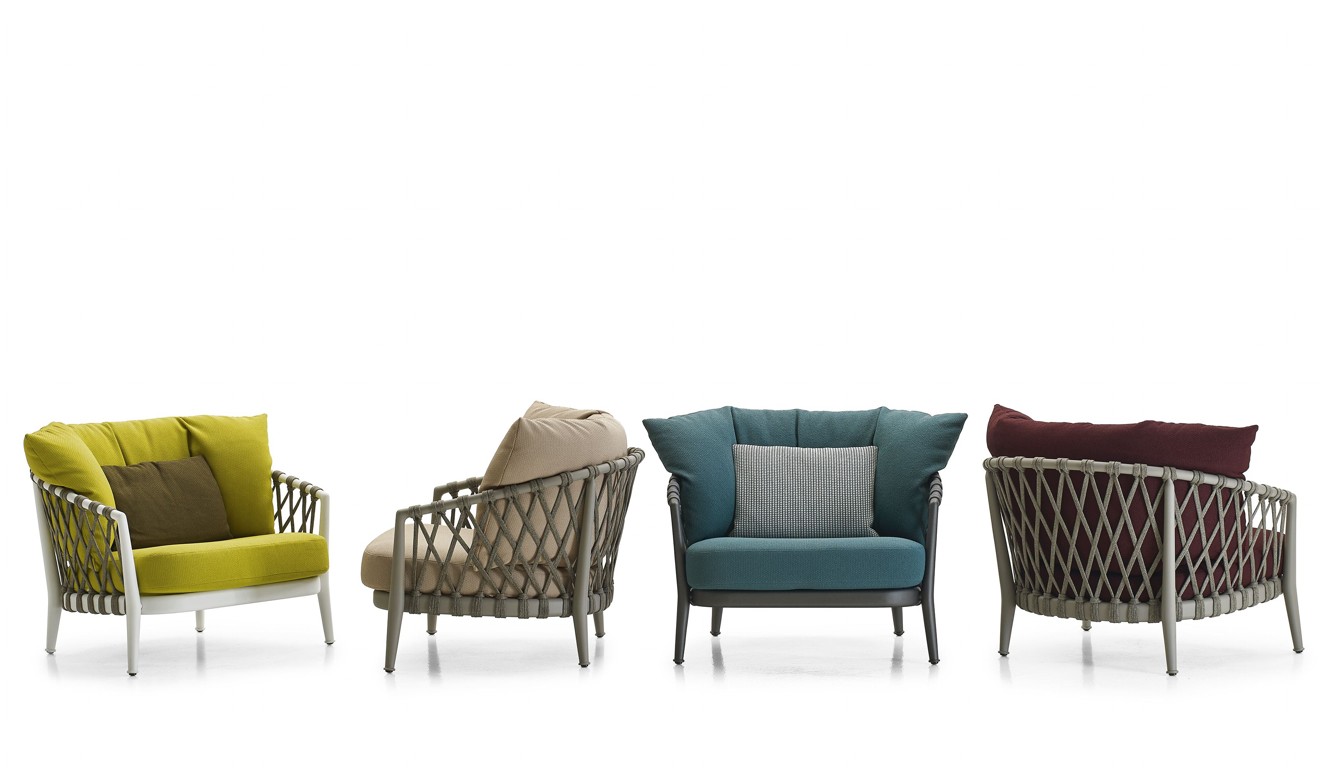 The armchair with interlacing high-resistance synthetic fabric on the painted frame adapts to all kinds of outdoor environment. Price on request