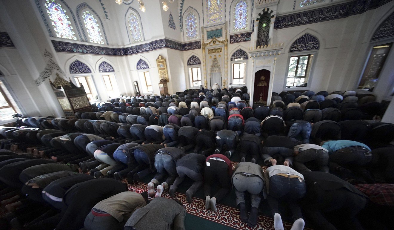 Muslims living in Japan offer Friday prayers at Tokyo Camii, the largest mosque in Japan. Image: AP