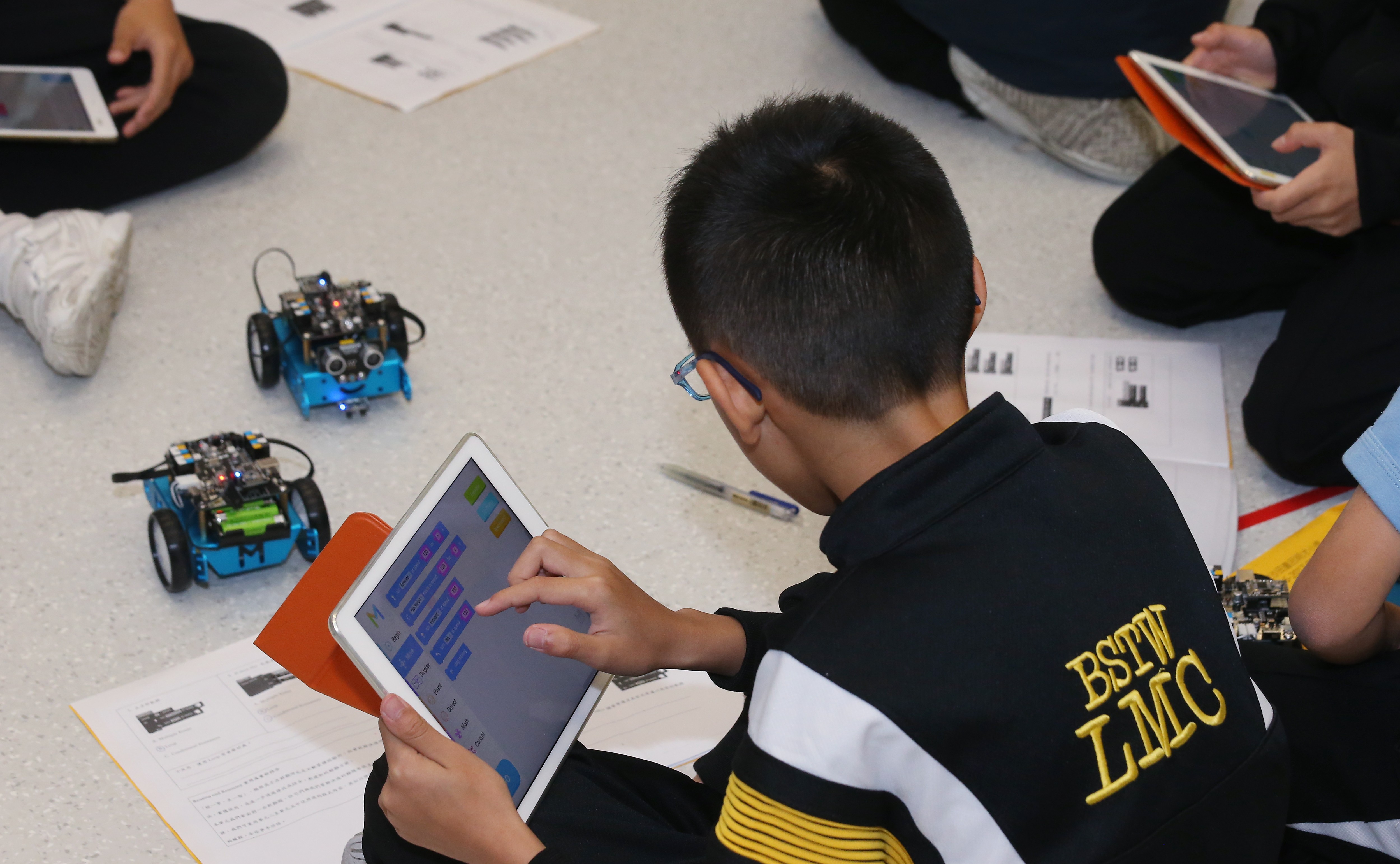 Students learn about robotics and STEM subjects at the Baptist Lui Ming Choi Primary School in Sha Tin. Educators could turn to computer programming to kindle youngsters’ passion for science. Photo: K. Y. Cheng